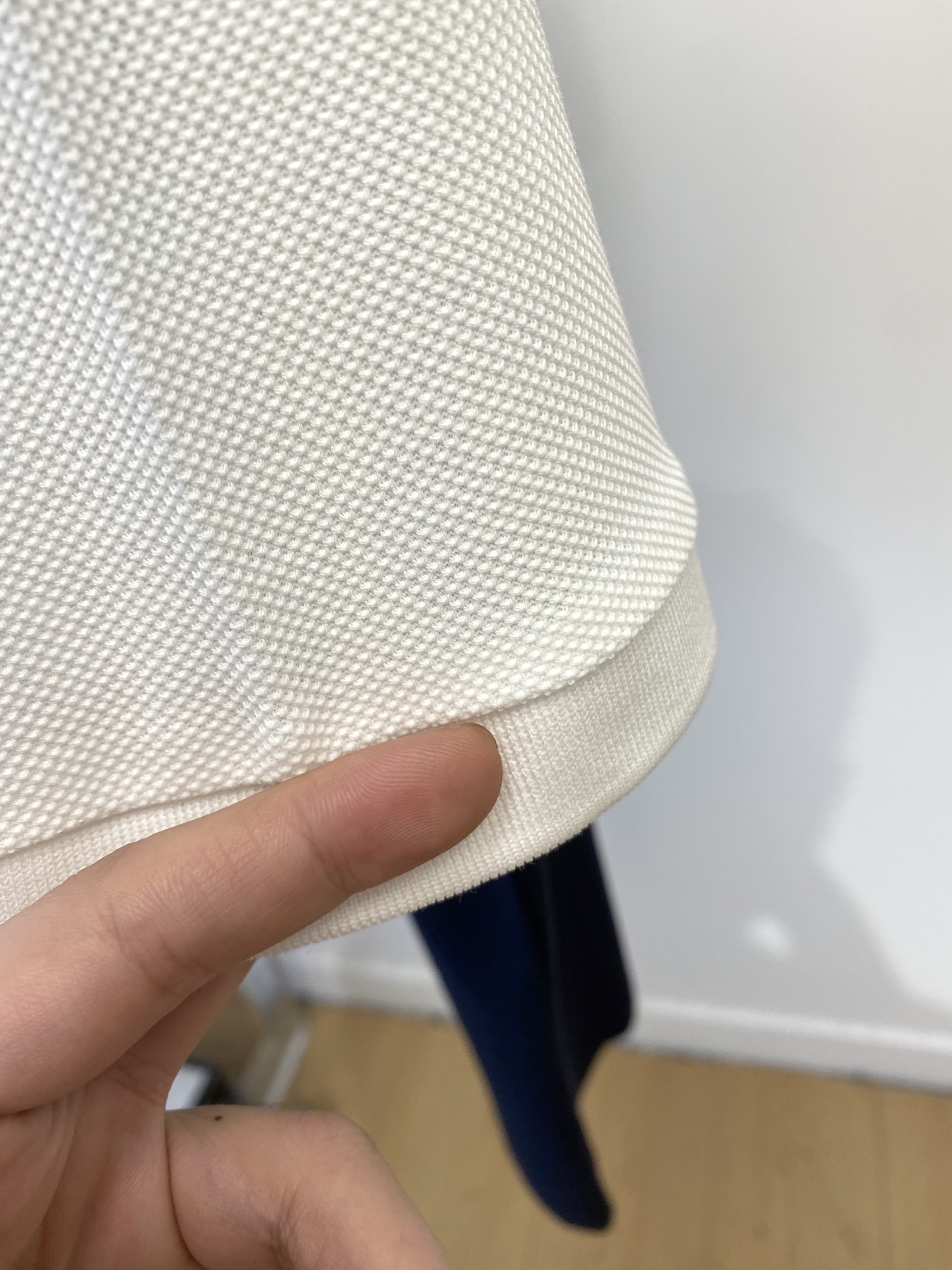 华伦天奴、2025最新款短袖T恤，帅气时尚，胸前精致刺绣图案logo，简约百搭款。面料棉 不仅挺括，保持