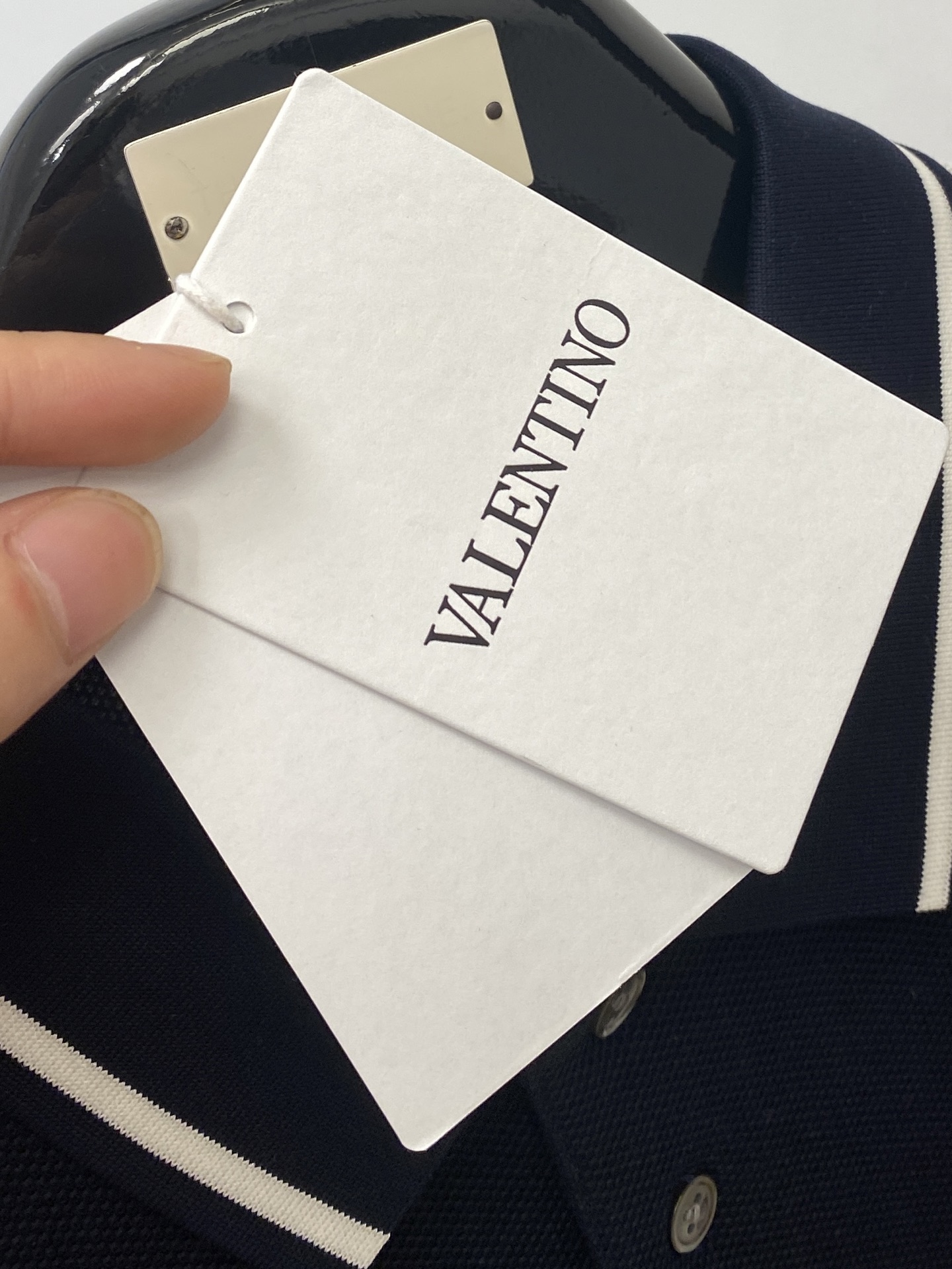 华伦天奴、2025最新款短袖T恤，帅气时尚，胸前精致刺绣图案logo，简约百搭款。面料棉 不仅挺括，保持