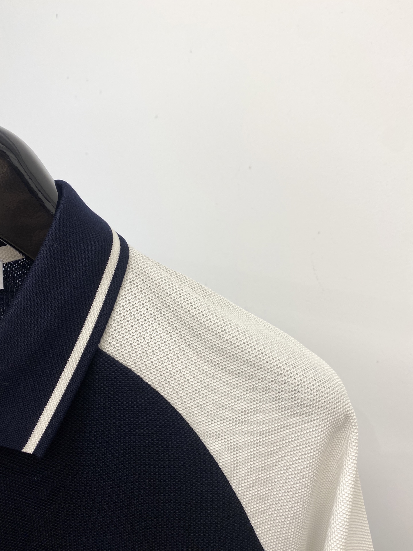 华伦天奴、2025最新款短袖T恤，帅气时尚，胸前精致刺绣图案logo，简约百搭款。面料棉 不仅挺括，保持