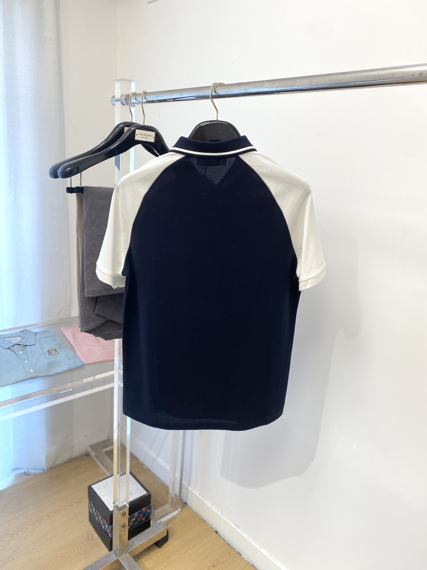 华伦天奴、2025最新款短袖T恤，帅气时尚，胸前精致刺绣图案logo，简约百搭款。面料棉 不仅挺括，保持