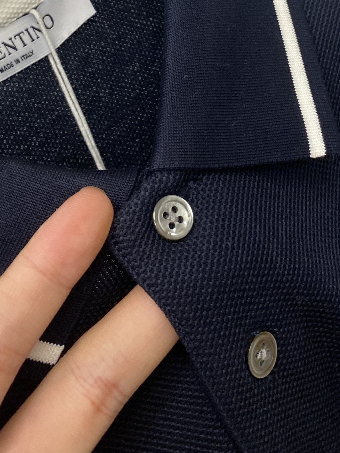 华伦天奴、2025最新款短袖T恤，帅气时尚，胸前精致刺绣图案logo，简约百搭款。面料棉 不仅挺括，保持