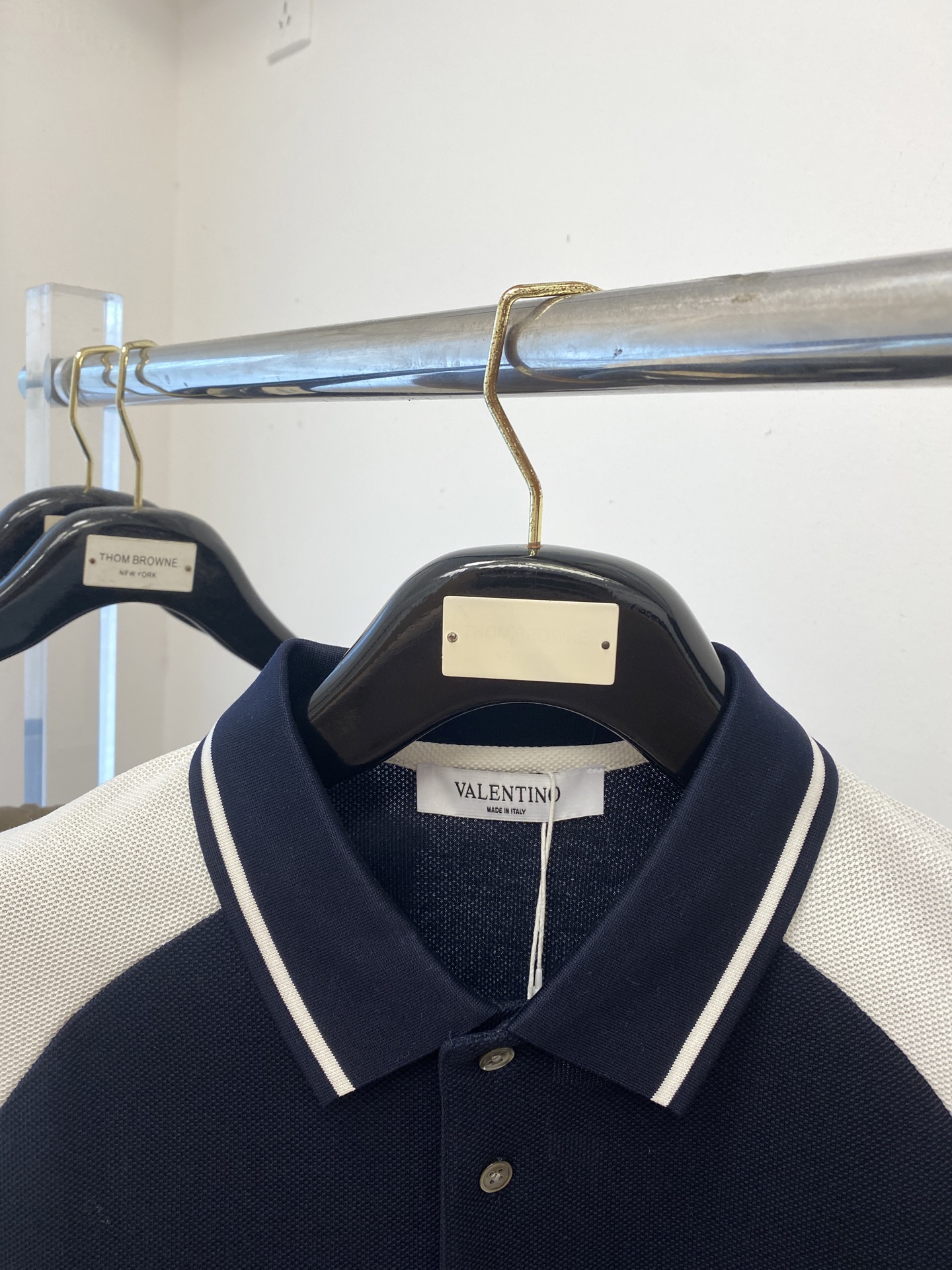 华伦天奴、2025最新款短袖T恤，帅气时尚，胸前精致刺绣图案logo，简约百搭款。面料棉 不仅挺括，保持