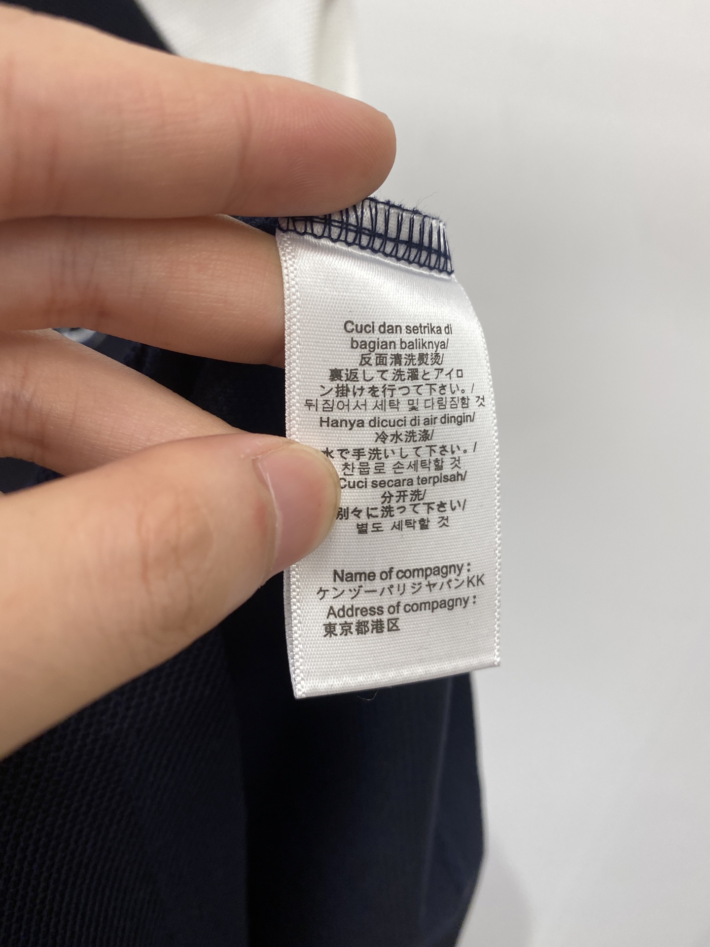 华伦天奴、2025最新款短袖T恤，帅气时尚，胸前精致刺绣图案logo，简约百搭款。面料棉 不仅挺括，保持