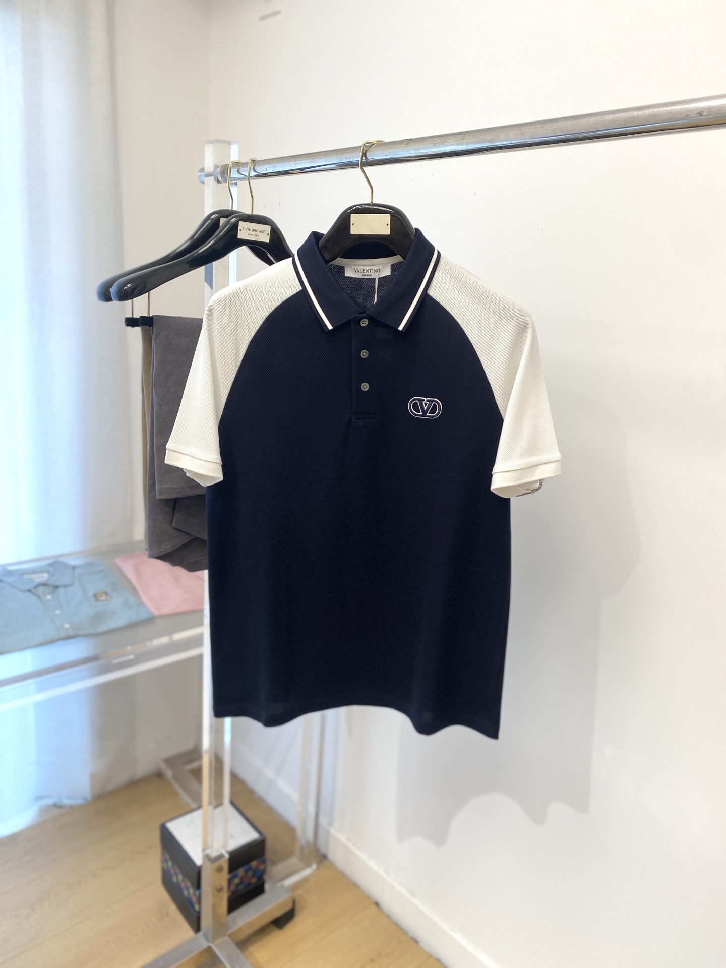 NO:478232,Valentino, the latest short-sleeved T-shirt in 2025, handsome and fashionable, exquisite embroidered pattern logo on the chest, simple and versatile style. Fabric cotton is not only crisp, maintains a fashionable silhouette, but also comfortable to wear, with more delicate yarn, and size M-3XL, valentino, T-shirt, tees, t-shirt, alexander wang19860909华伦天奴、2025最新款短袖T恤,帅气时尚,胸前精致刺绣图案logo,简约百搭款.面料棉 不仅挺括,保持潮流的廓形,又穿着舒适,纱织更细腻,码数 M-3XL,,valentino,T-shirt,tees，t-shirt,alexander wang,Men's clothing