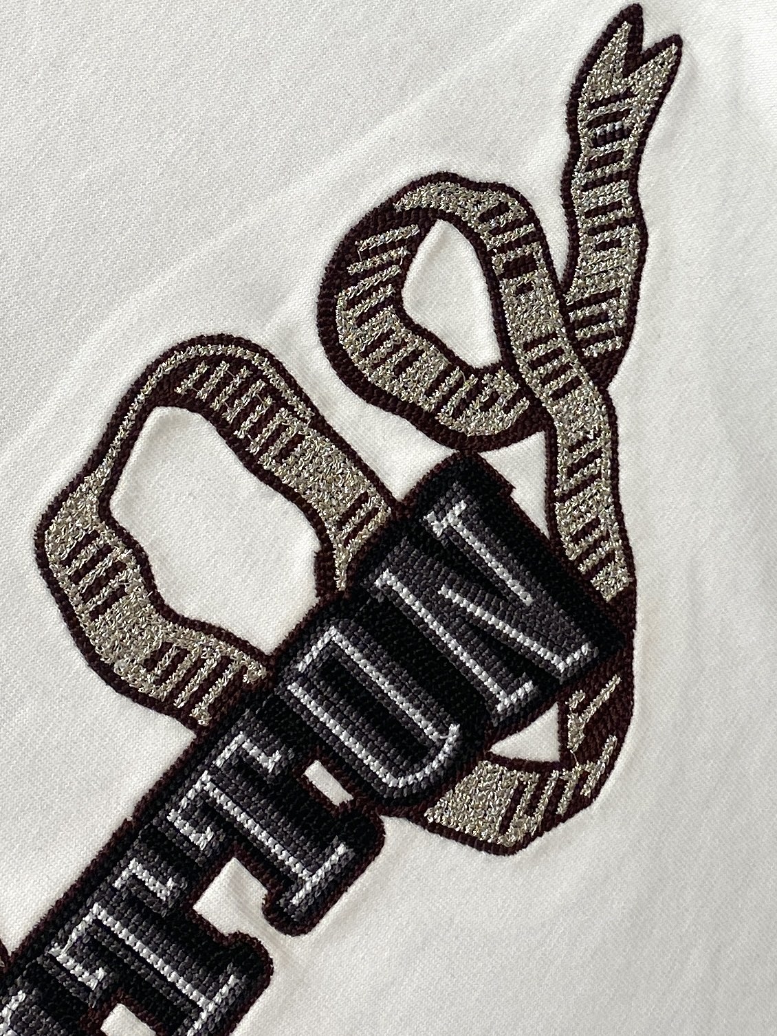 路易威登、2025最新款短袖T恤，帅气时尚，胸前精致刺绣字母logo，简约百搭款。面料棉 不仅挺括，保持