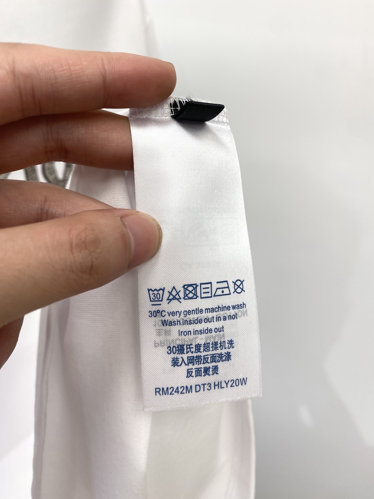 路易威登、2025最新款短袖T恤，帅气时尚，胸前精致刺绣字母logo，简约百搭款。面料棉 不仅挺括，保持