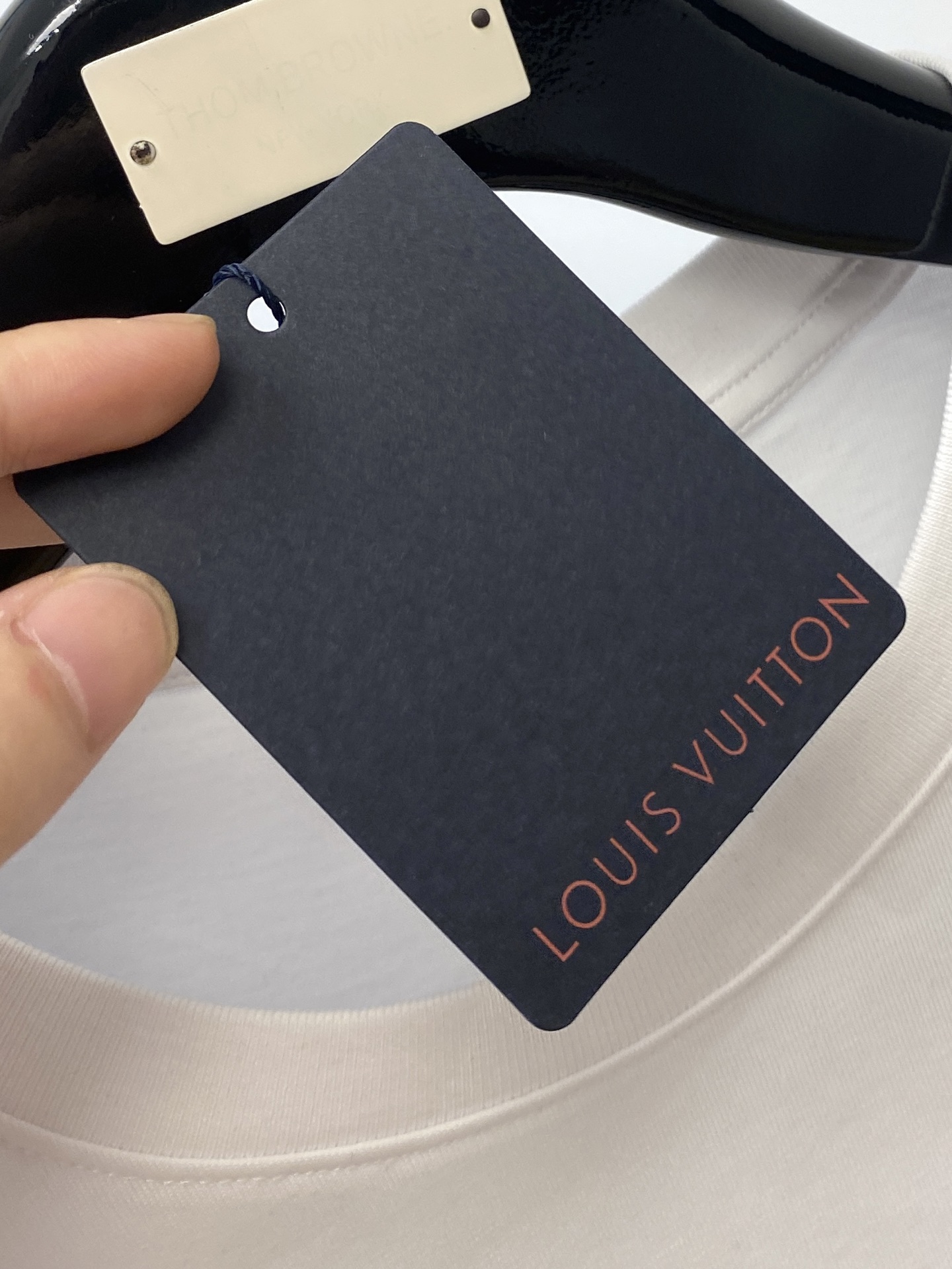 路易威登、2025最新款短袖T恤，帅气时尚，胸前精致刺绣字母logo，简约百搭款。面料棉 不仅挺括，保持