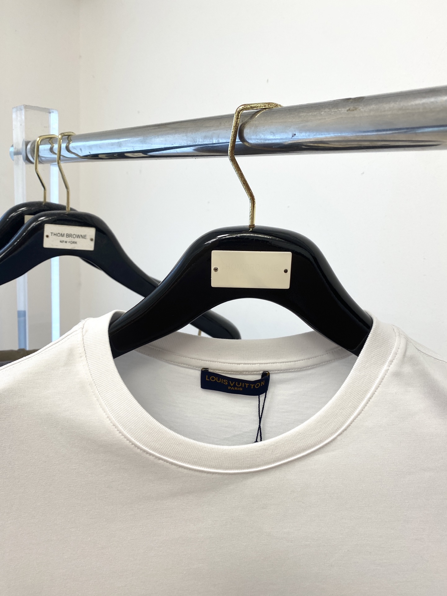 路易威登、2025最新款短袖T恤，帅气时尚，胸前精致刺绣字母logo，简约百搭款。面料棉 不仅挺括，保持