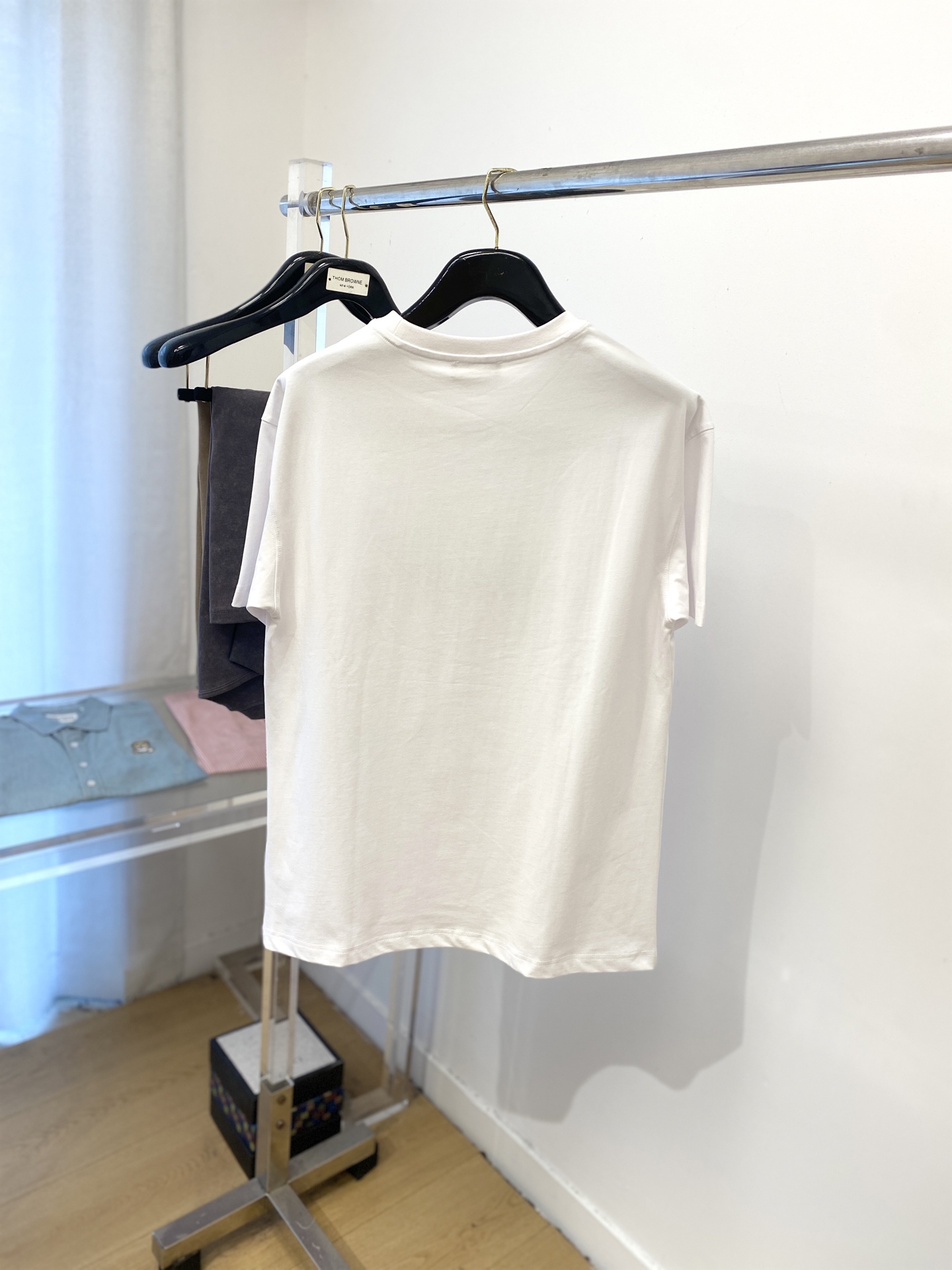 路易威登、2025最新款短袖T恤，帅气时尚，胸前精致刺绣字母logo，简约百搭款。面料棉 不仅挺括，保持