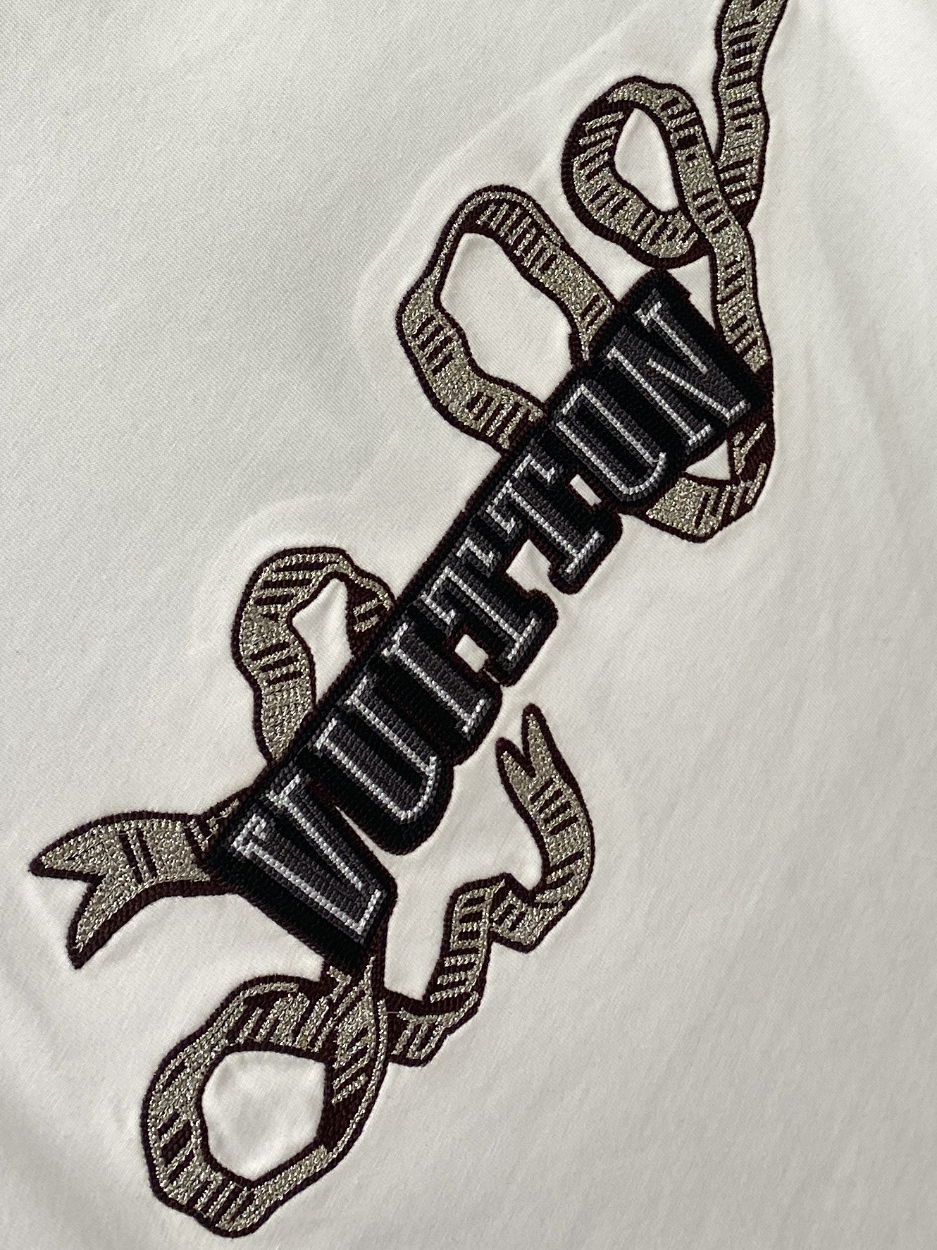 路易威登、2025最新款短袖T恤，帅气时尚，胸前精致刺绣字母logo，简约百搭款。面料棉 不仅挺括，保持