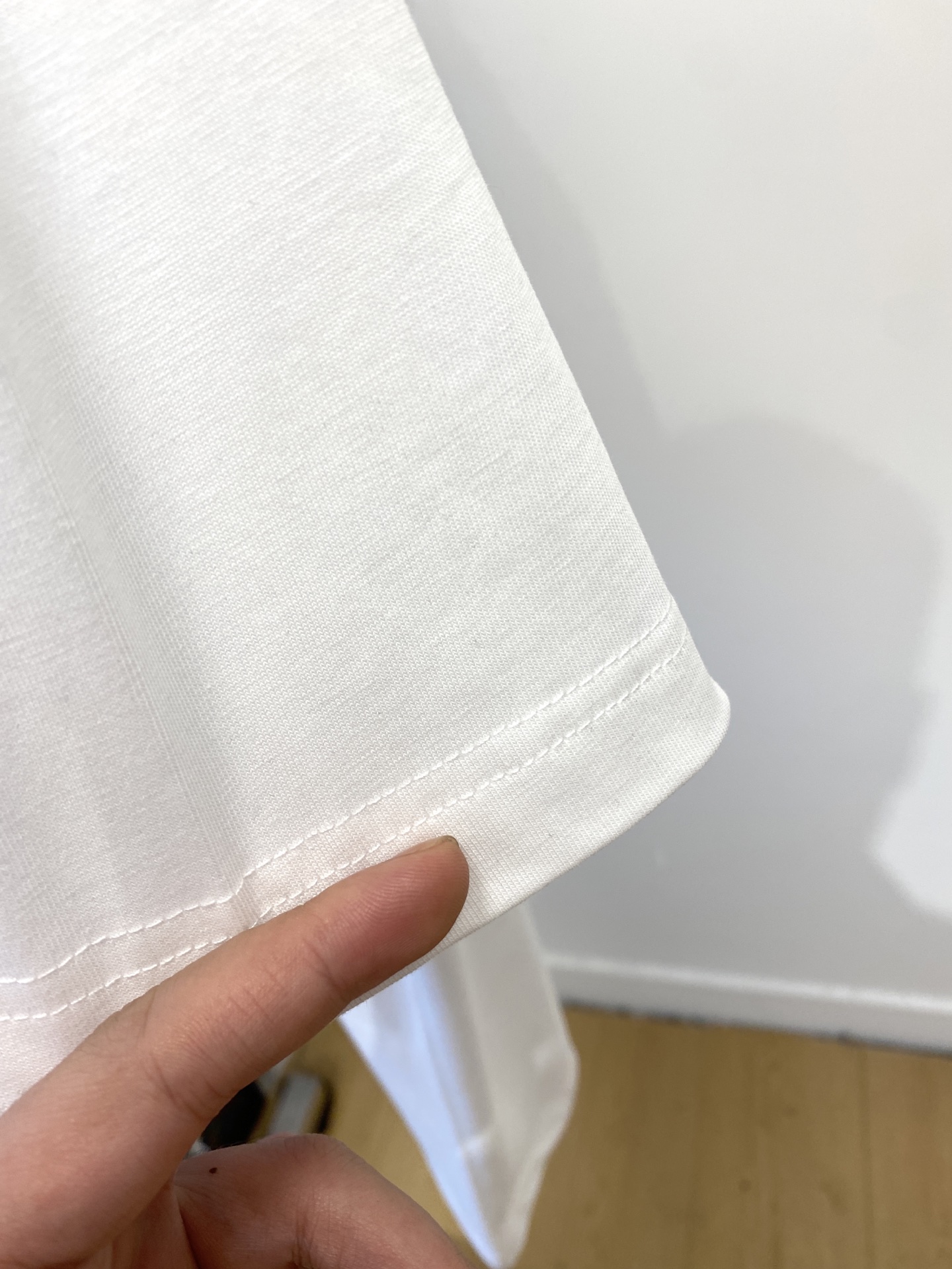 路易威登、2025最新款短袖T恤，帅气时尚，胸前精致刺绣字母logo，简约百搭款。面料棉 不仅挺括，保持