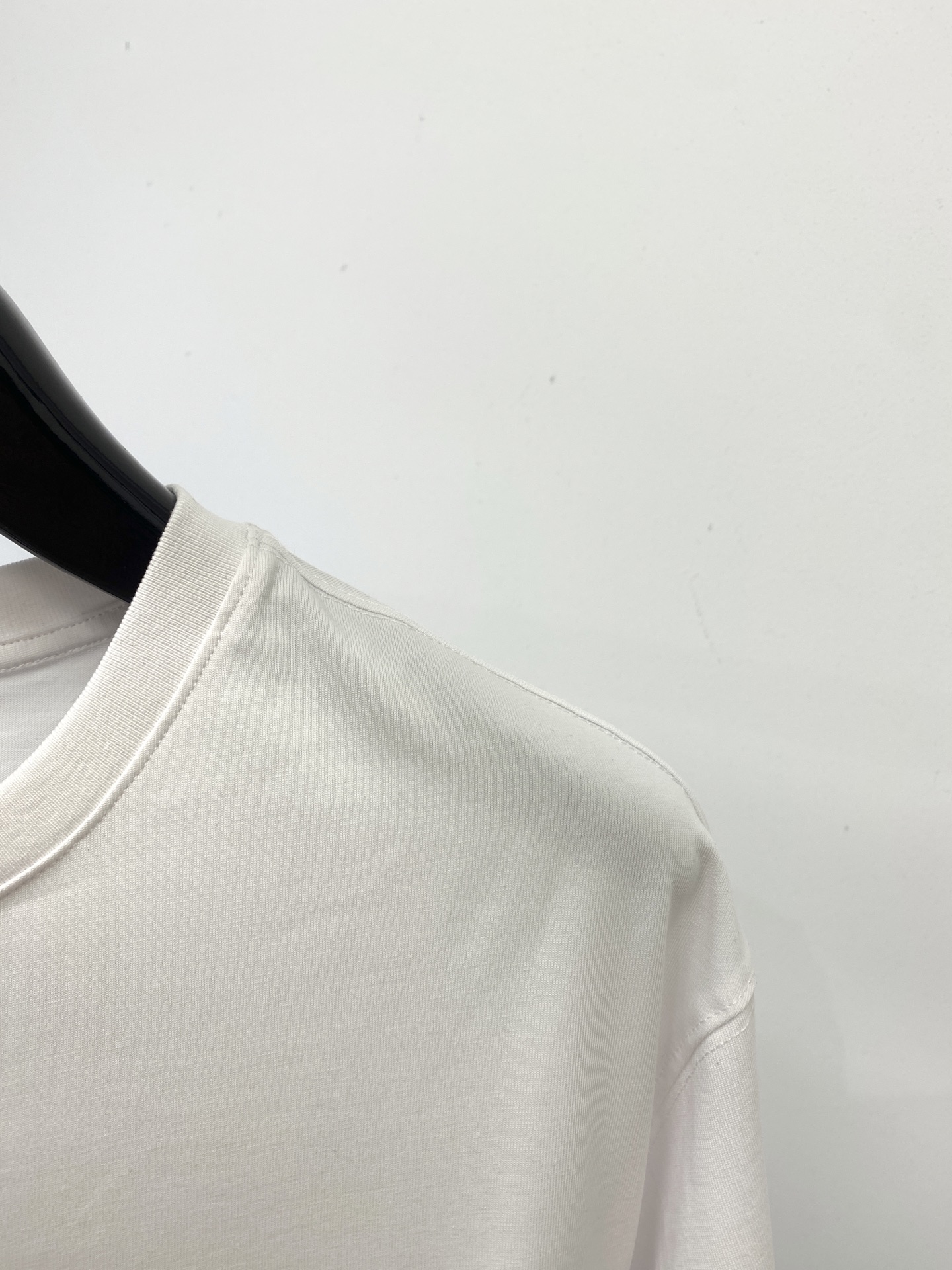 路易威登、2025最新款短袖T恤，帅气时尚，胸前精致刺绣字母logo，简约百搭款。面料棉 不仅挺括，保持