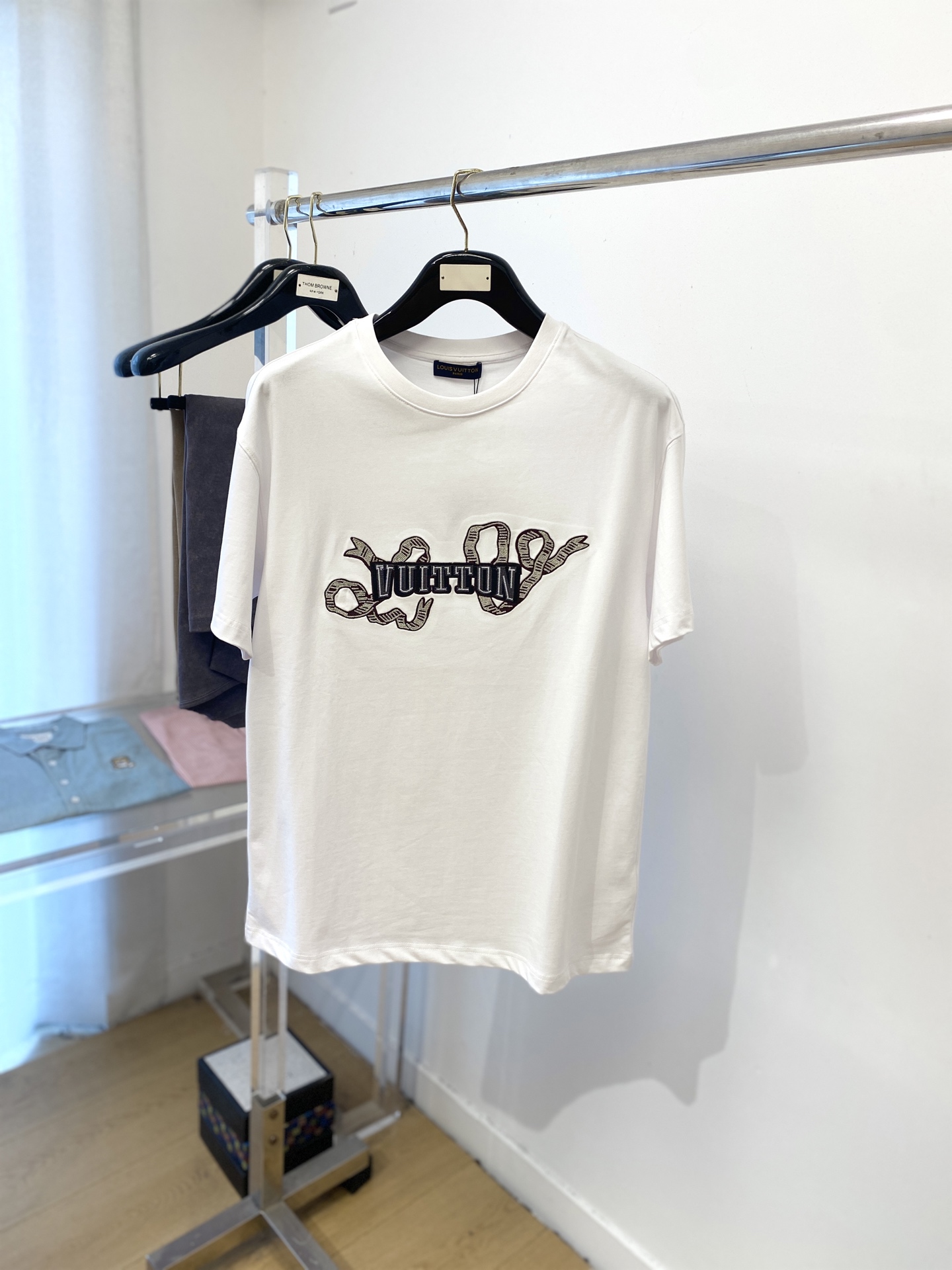 路易威登、2025最新款短袖T恤，帅气时尚，胸前精致刺绣字母logo，简约百搭款。面料棉 不仅挺括，保持