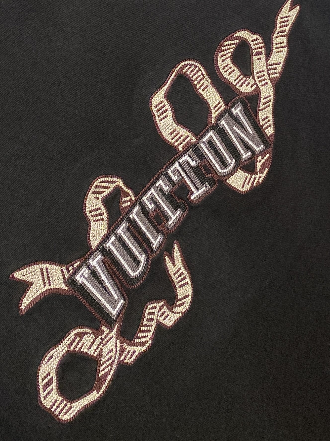 路易威登、2025最新款短袖T恤，帅气时尚，胸前精致刺绣字母logo，简约百搭款。面料棉 不仅挺括，保持