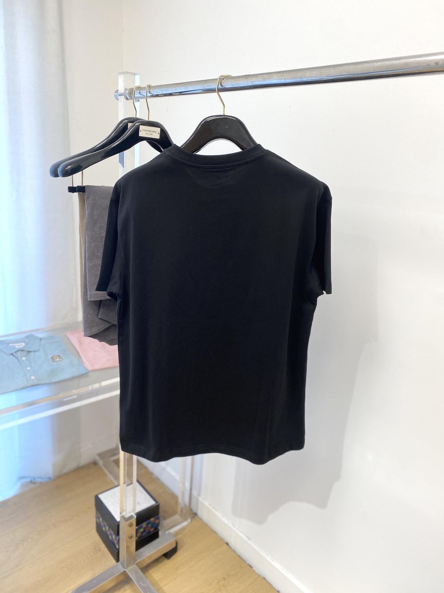 路易威登、2025最新款短袖T恤，帅气时尚，胸前精致刺绣字母logo，简约百搭款。面料棉 不仅挺括，保持