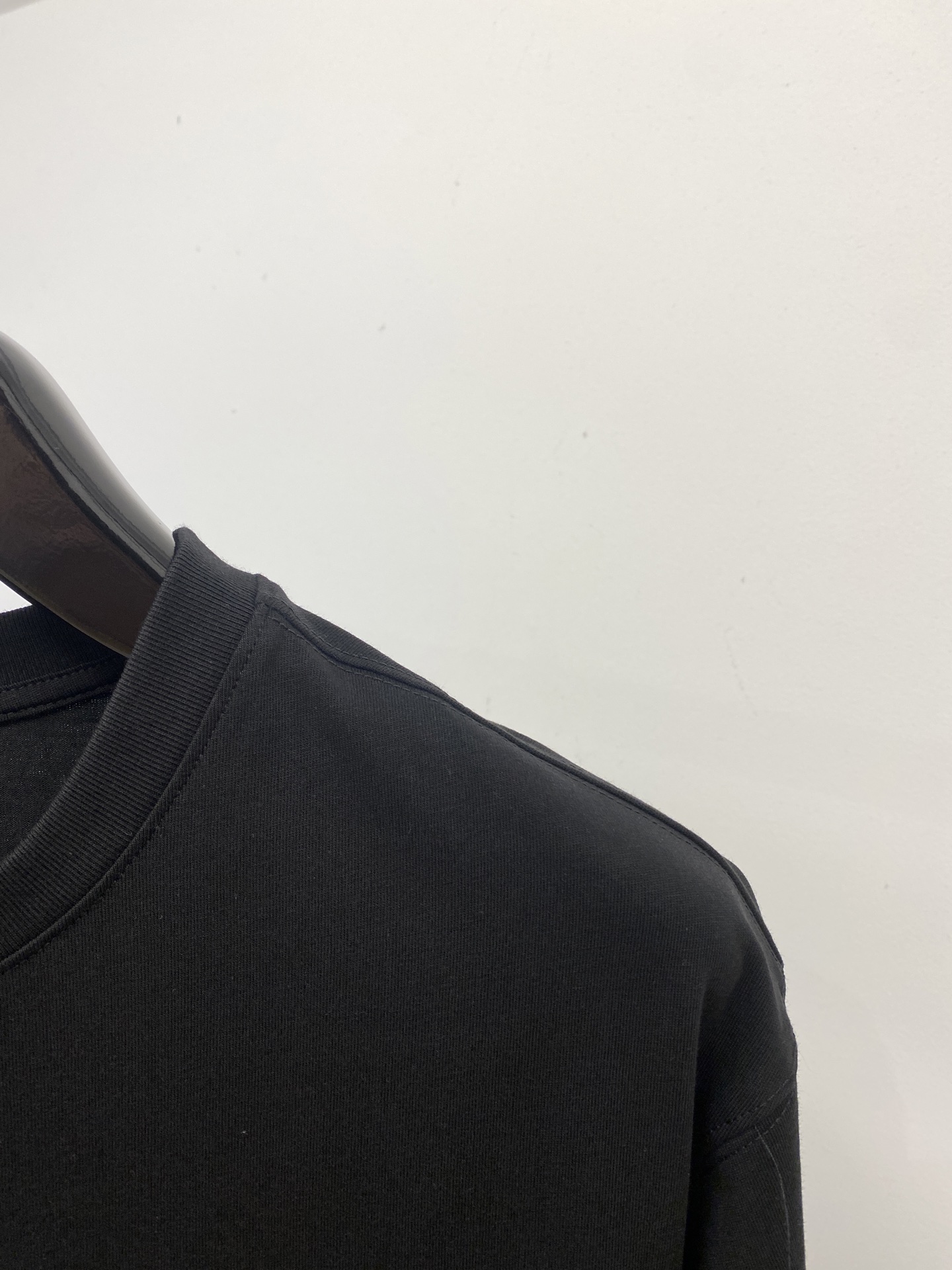 路易威登、2025最新款短袖T恤，帅气时尚，胸前精致刺绣字母logo，简约百搭款。面料棉 不仅挺括，保持