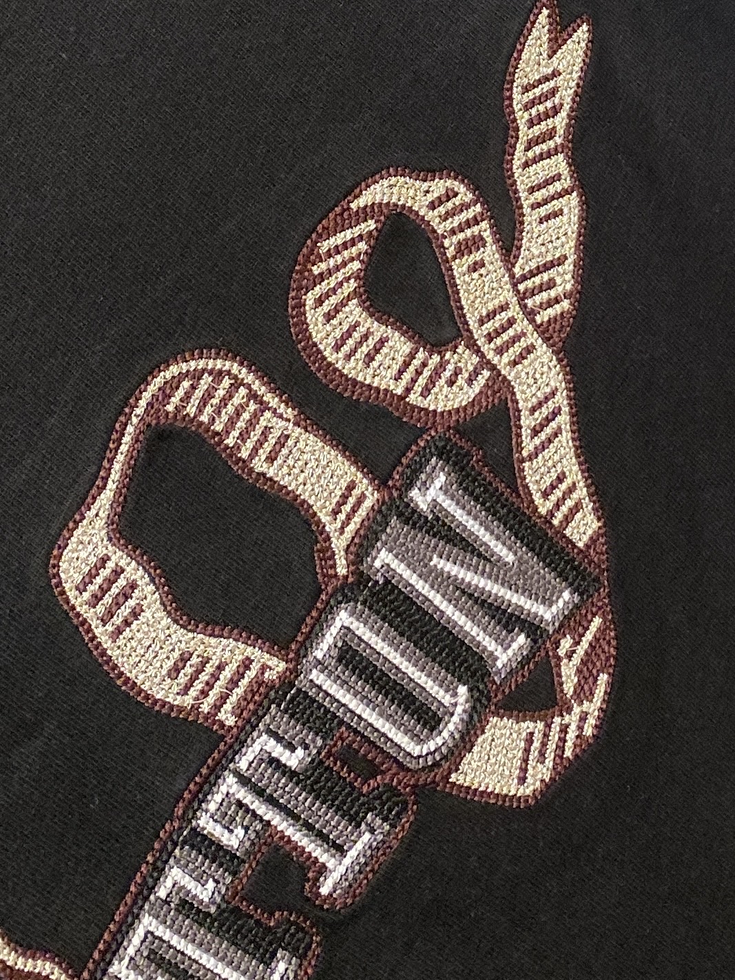 路易威登、2025最新款短袖T恤，帅气时尚，胸前精致刺绣字母logo，简约百搭款。面料棉 不仅挺括，保持