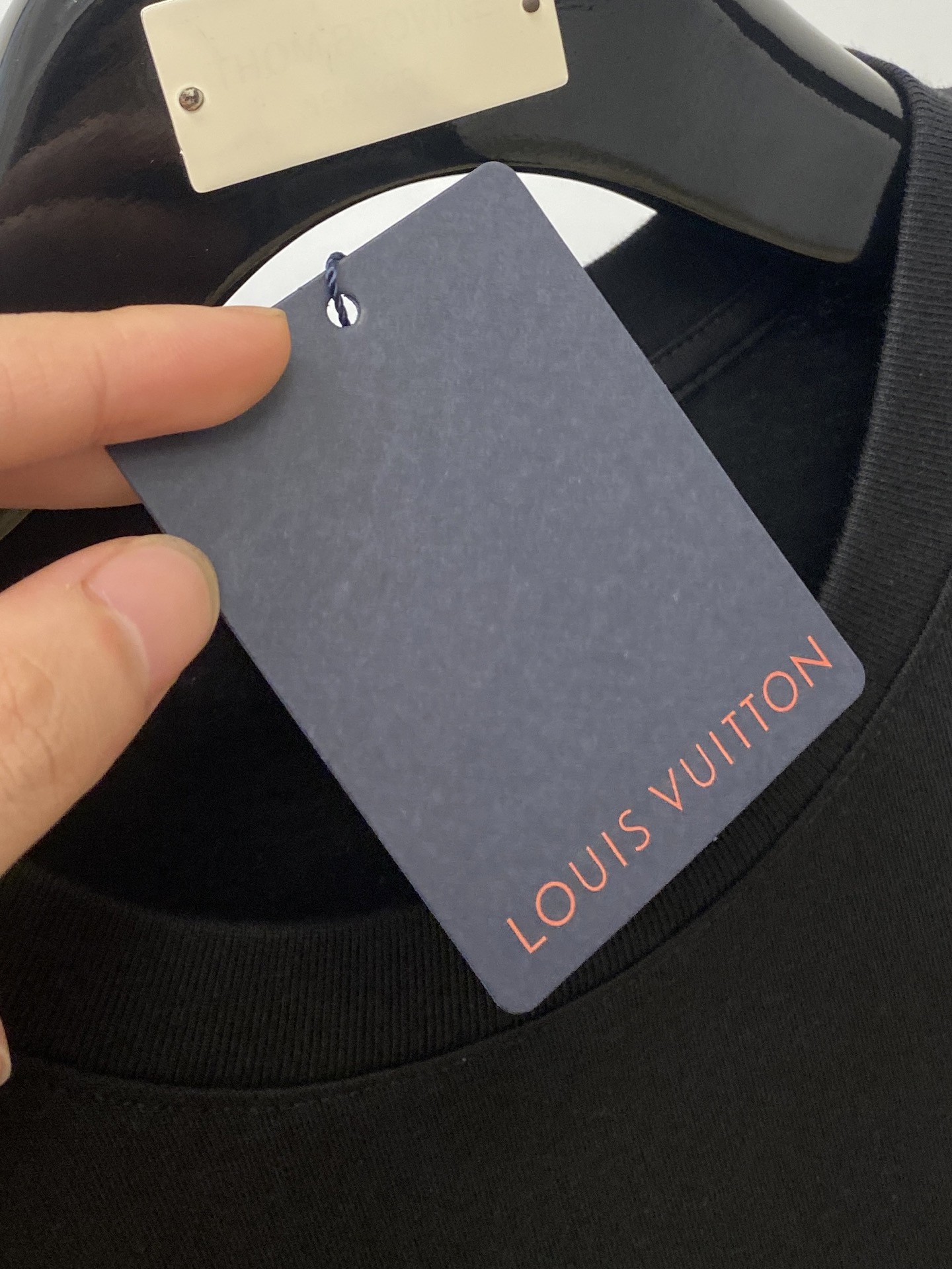 路易威登、2025最新款短袖T恤，帅气时尚，胸前精致刺绣字母logo，简约百搭款。面料棉 不仅挺括，保持