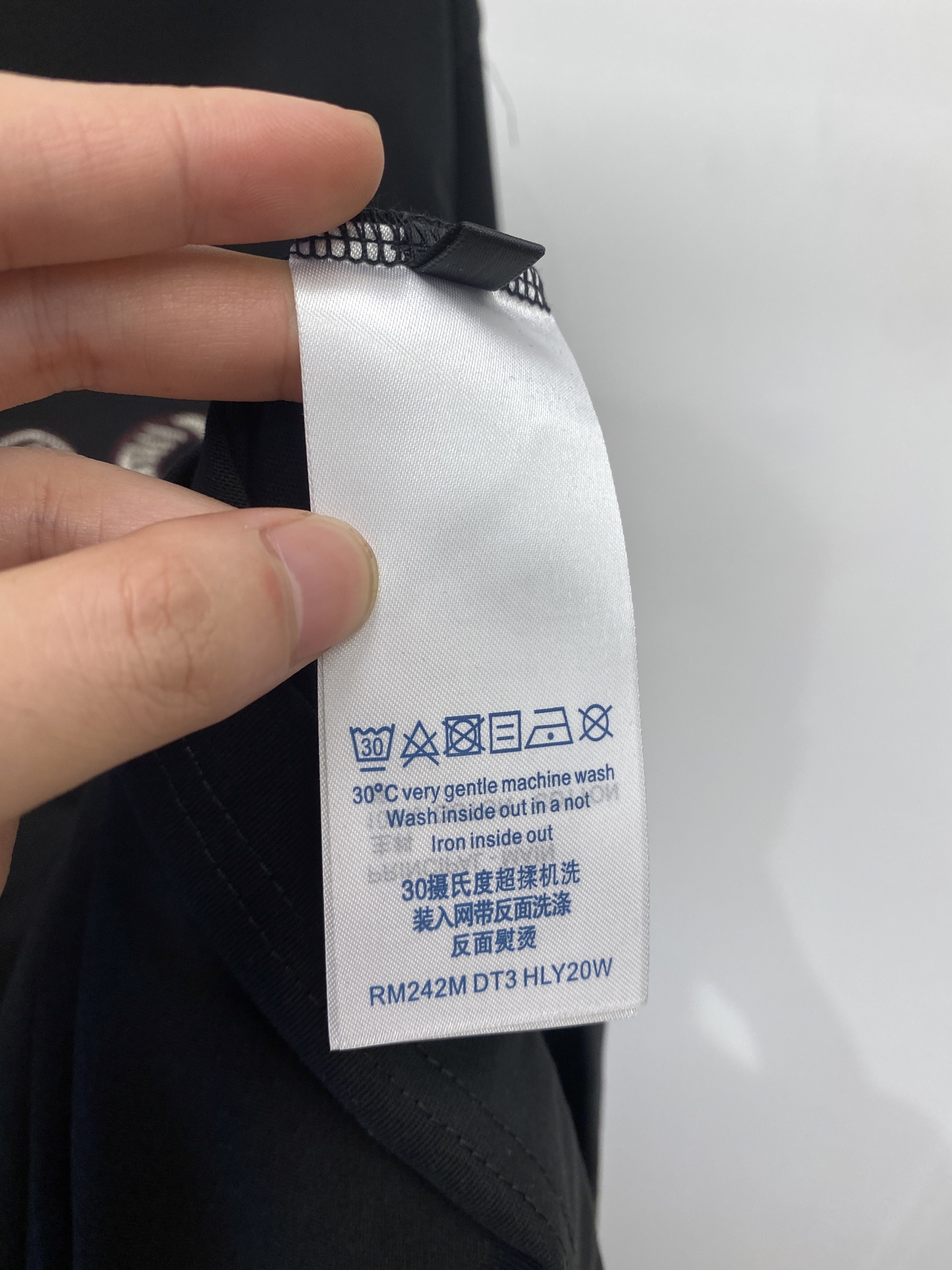 路易威登、2025最新款短袖T恤，帅气时尚，胸前精致刺绣字母logo，简约百搭款。面料棉 不仅挺括，保持