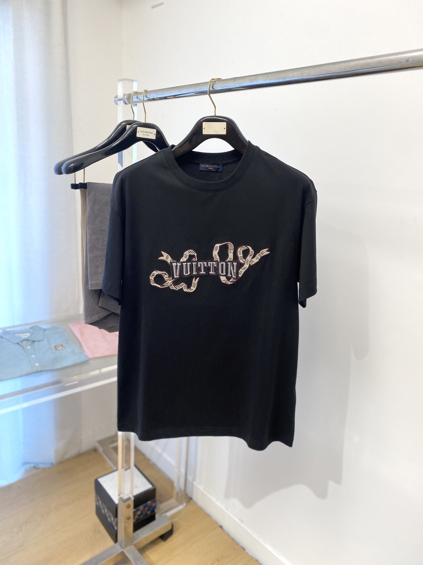 NO:478241,Louis Vuitton, the latest short-sleeved T-shirt in 2025, handsome and fashionable, exquisite embroidered letter logo on the chest, simple and versatile style. Fabric cotton is not only crisp, maintains the trendy silhouette, but also comfortable to wear, with more delicate yarn, and size S-XXL,,louis vuitton,T-shirt,tees,t-shirt,alexander wang19860909路易威登、2025最新款短袖T恤,帅气时尚,胸前精致刺绣字母logo,简约百搭款.面料棉 不仅挺括,保持潮流的廓形,又穿着舒适,纱织更细腻,码数 S-XXL,,louis vuitton,T-shirt,tees，t-shirt,alexander wang,Men's clothing