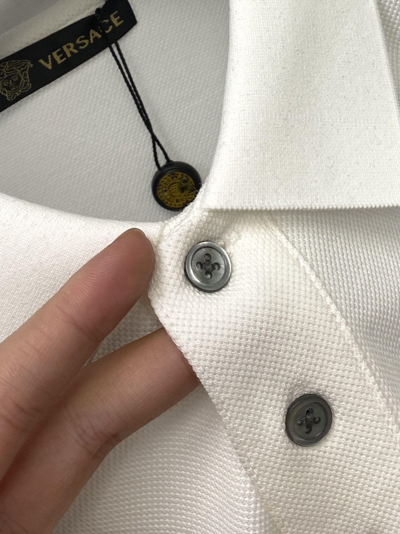 范思哲、2025最新款短袖T恤，帅气时尚，胸前精致刺绣图案字母logo，简约百搭款。面料棉 不仅挺括，保