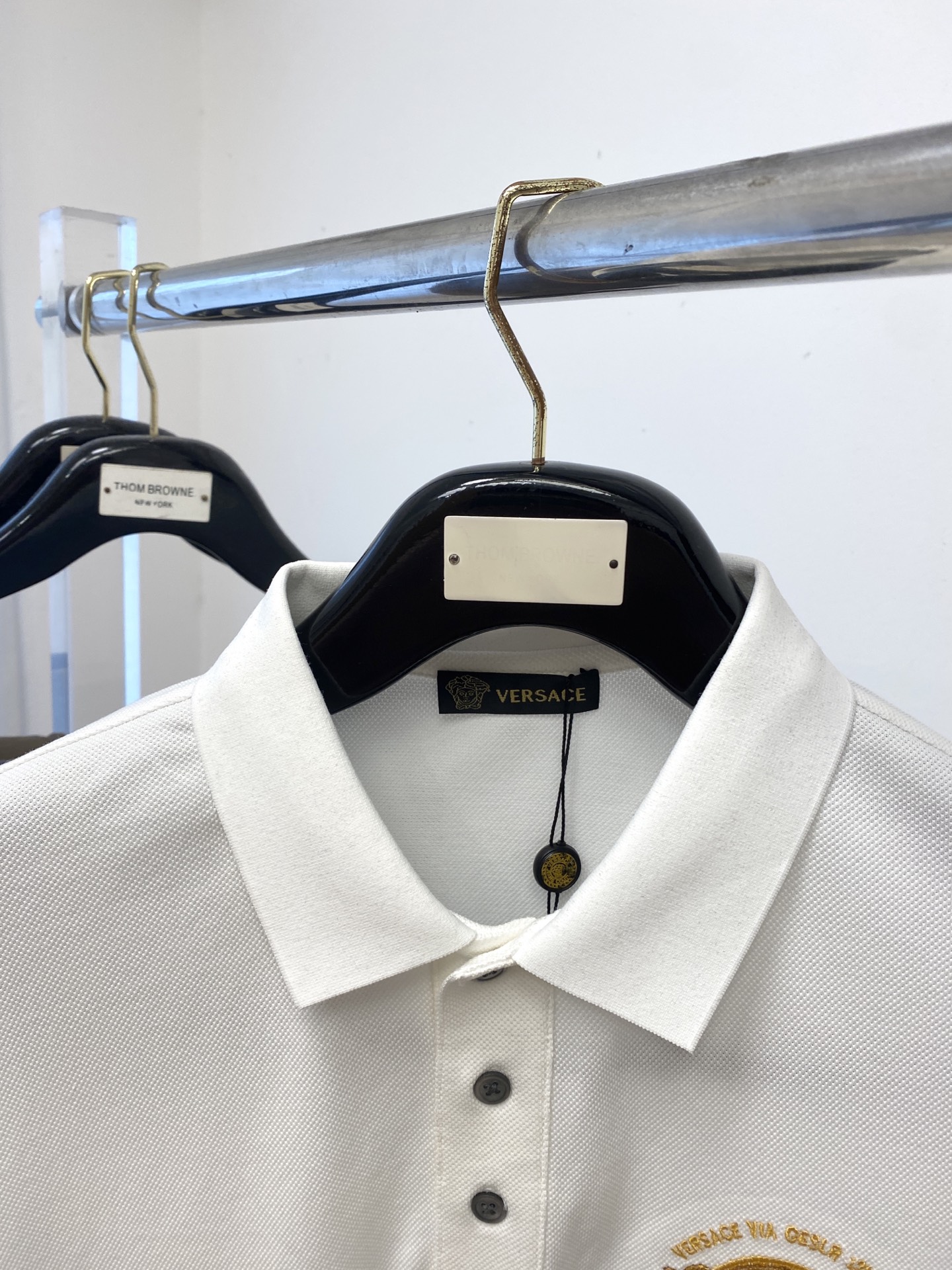 范思哲、2025最新款短袖T恤，帅气时尚，胸前精致刺绣图案字母logo，简约百搭款。面料棉 不仅挺括，保