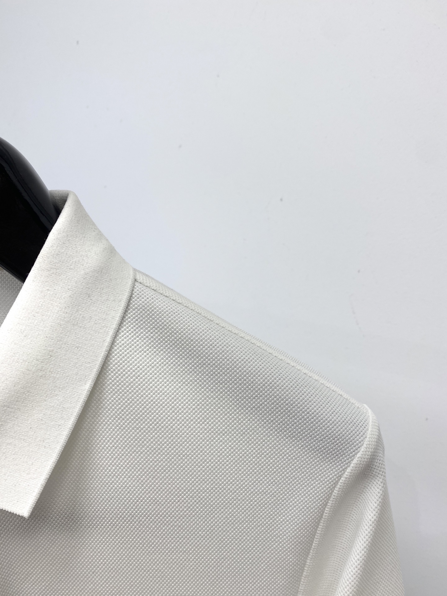 范思哲、2025最新款短袖T恤，帅气时尚，胸前精致刺绣图案字母logo，简约百搭款。面料棉 不仅挺括，保