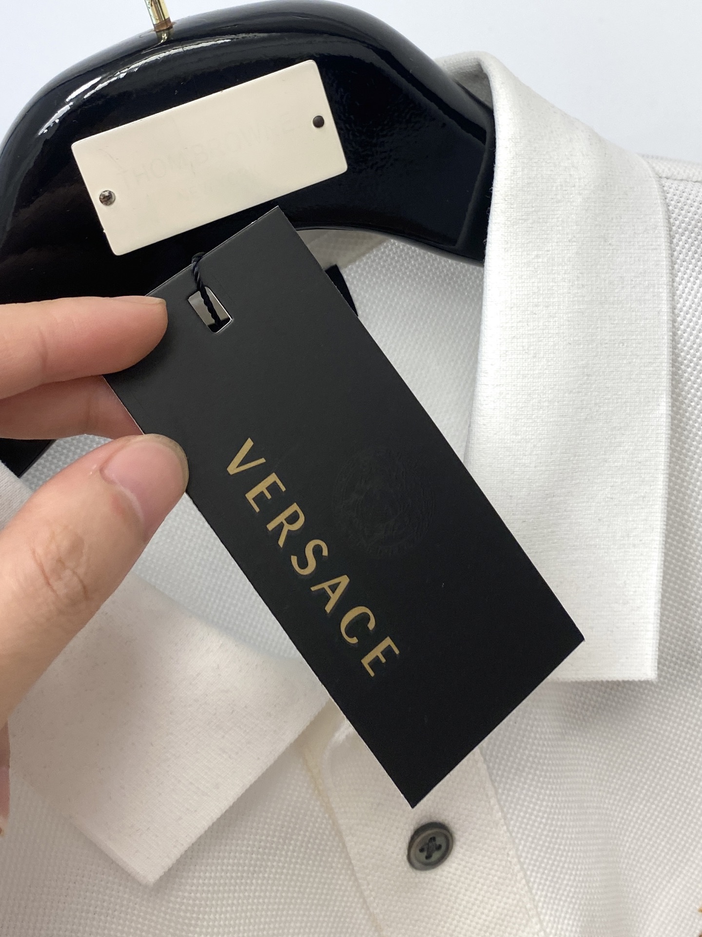 范思哲、2025最新款短袖T恤，帅气时尚，胸前精致刺绣图案字母logo，简约百搭款。面料棉 不仅挺括，保