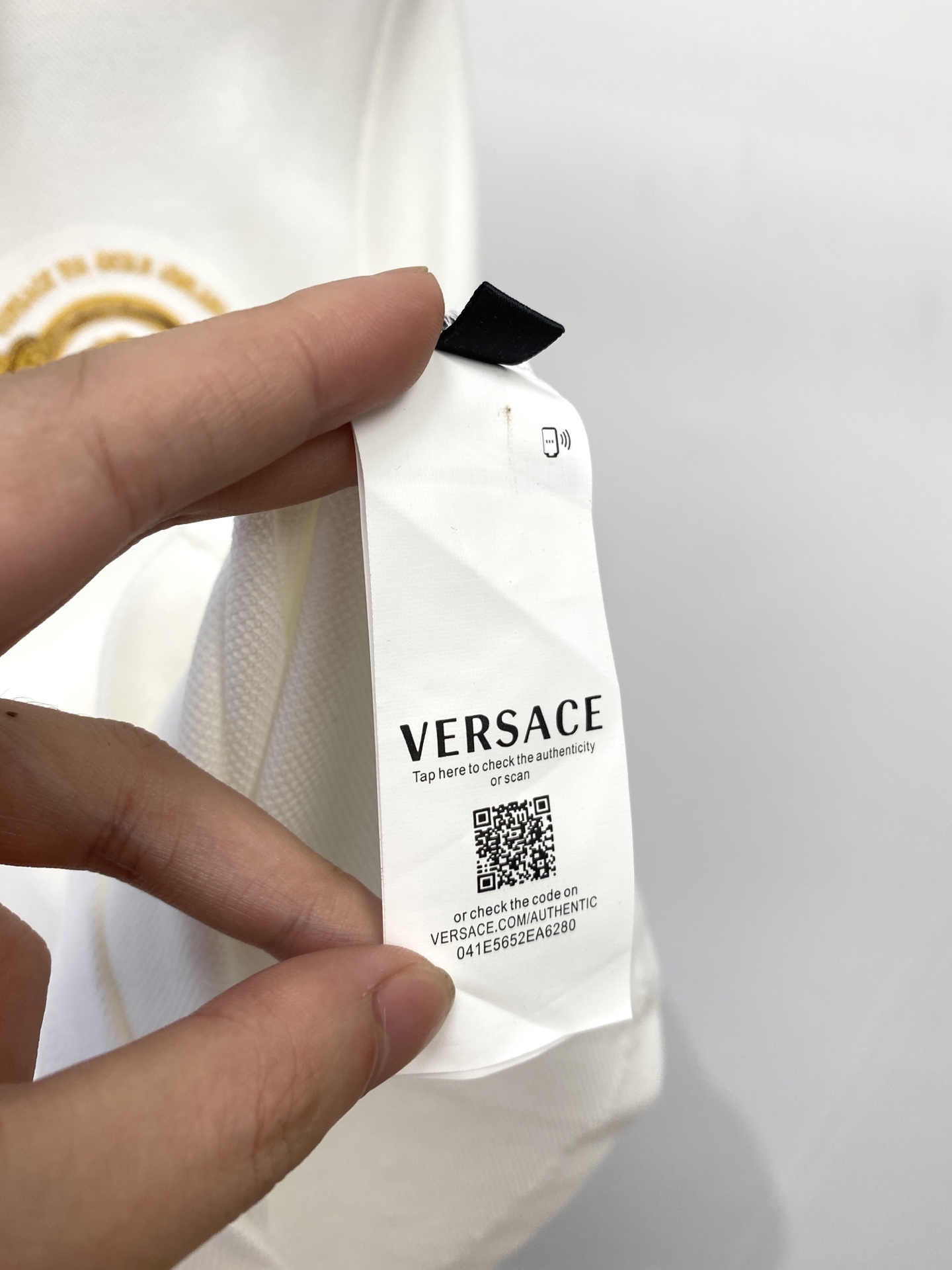 范思哲、2025最新款短袖T恤，帅气时尚，胸前精致刺绣图案字母logo，简约百搭款。面料棉 不仅挺括，保