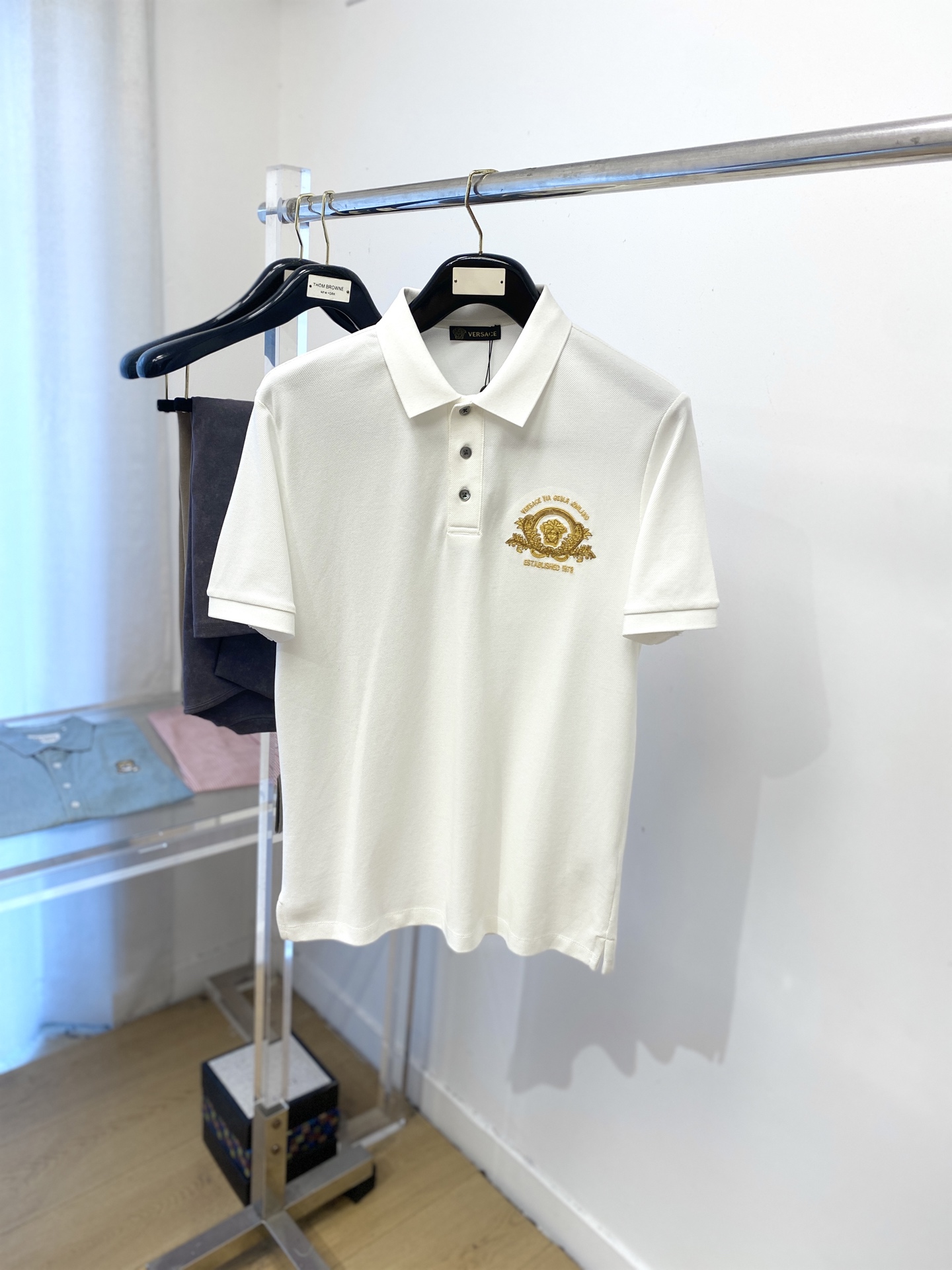 范思哲、2025最新款短袖T恤，帅气时尚，胸前精致刺绣图案字母logo，简约百搭款。面料棉 不仅挺括，保