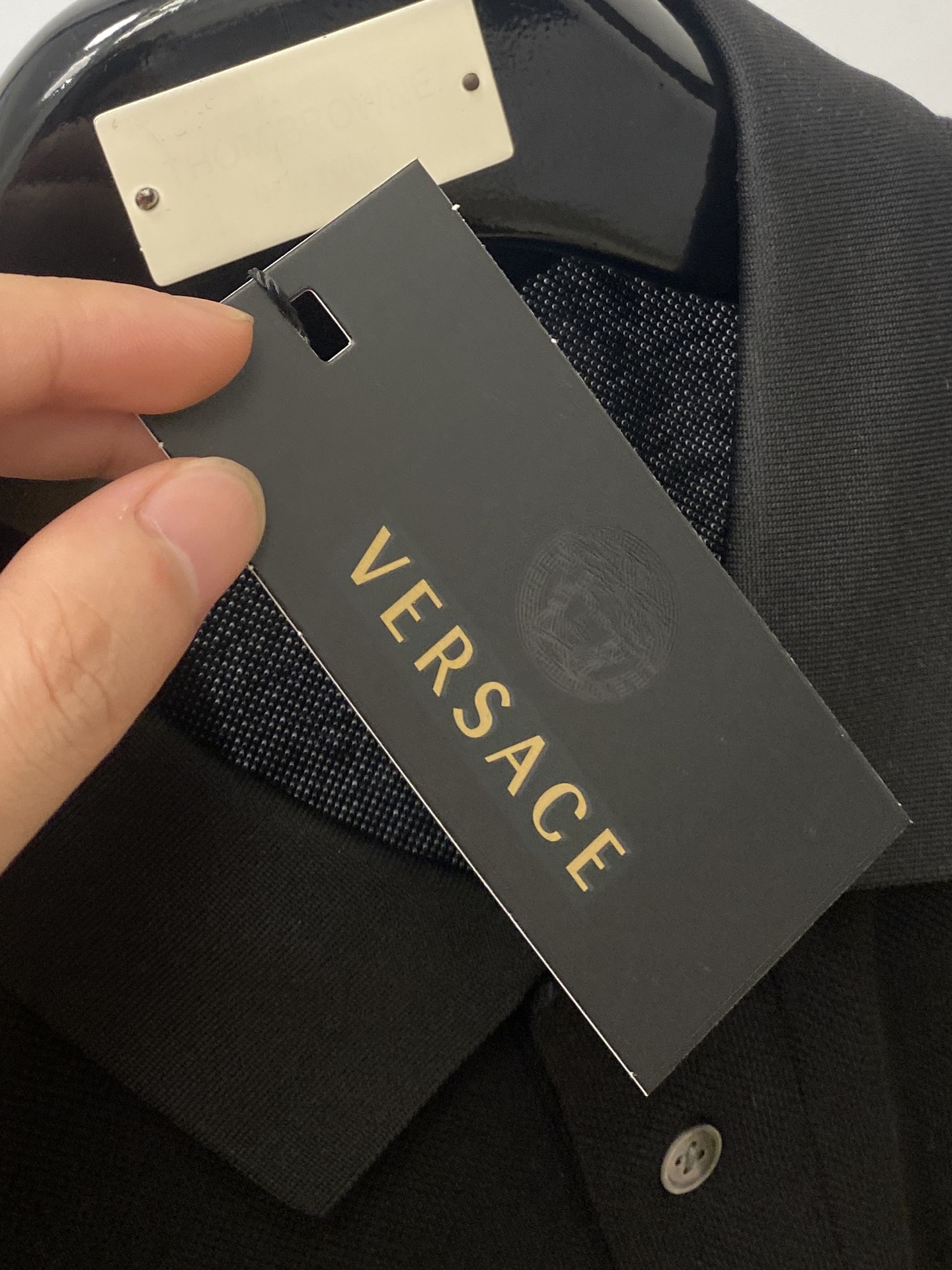 范思哲、2025最新款短袖T恤，帅气时尚，胸前精致刺绣图案字母logo，简约百搭款。面料棉 不仅挺括，保