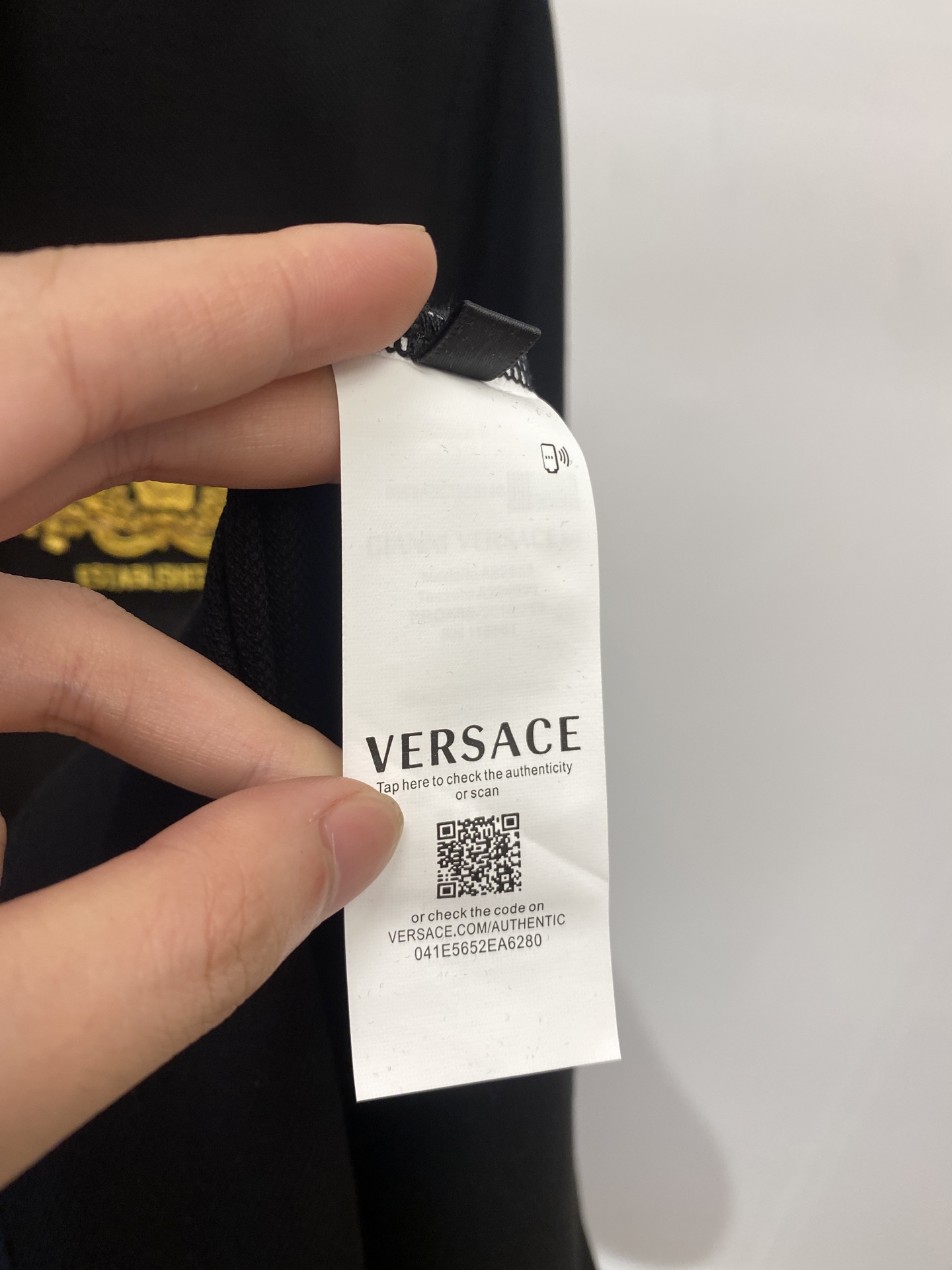 范思哲、2025最新款短袖T恤，帅气时尚，胸前精致刺绣图案字母logo，简约百搭款。面料棉 不仅挺括，保