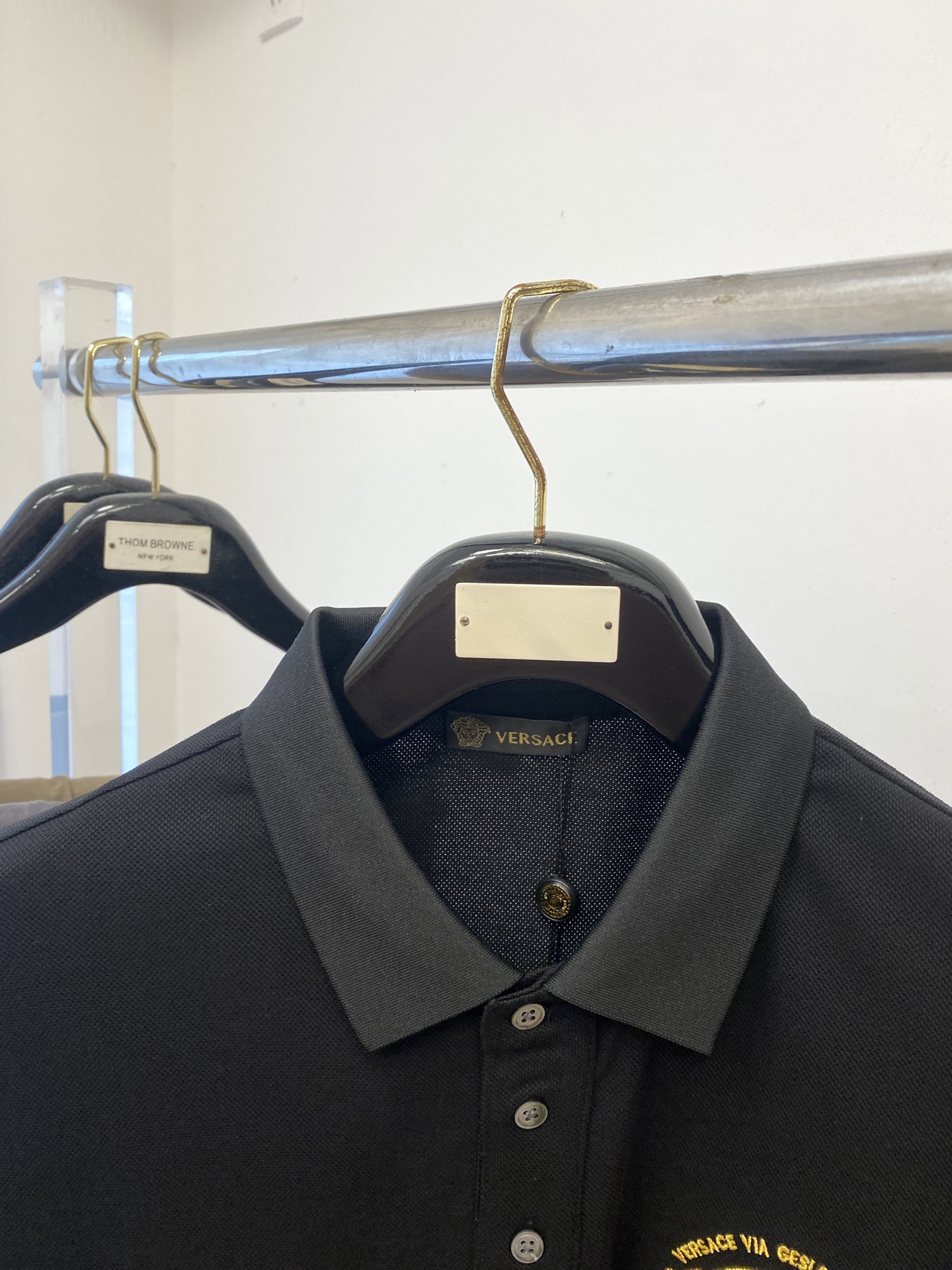 范思哲、2025最新款短袖T恤，帅气时尚，胸前精致刺绣图案字母logo，简约百搭款。面料棉 不仅挺括，保