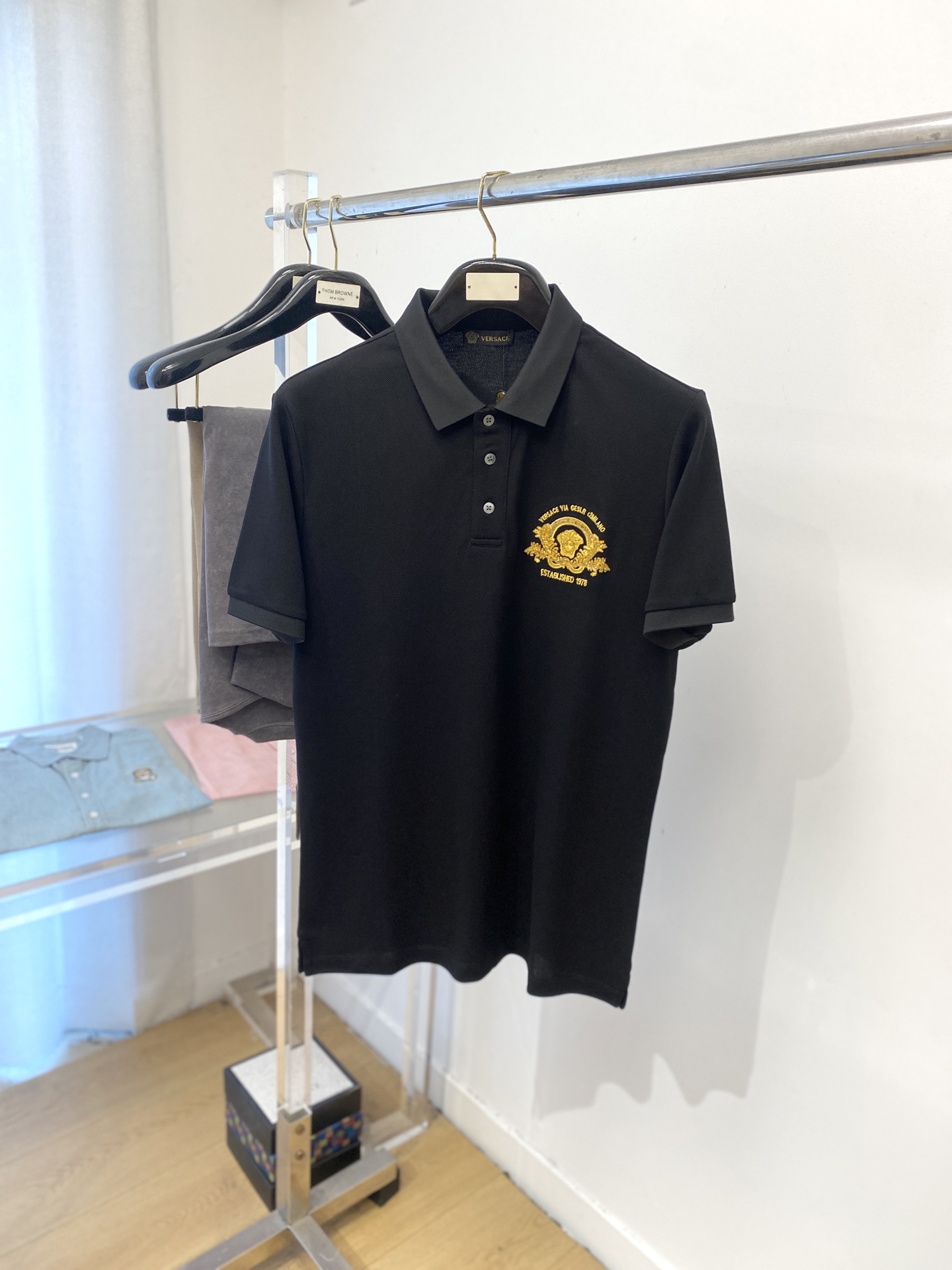 NO:472899,Versace, the latest short-sleeved T-shirt in 2025, handsome and fashionable, exquisite embroidered pattern letter logo on the chest, simple and versatile style. The fabric cotton is not only crisp, maintains the trendy silhouette, but also comfortable to wear, with more delicate yarn, and the number of codes M-3XL, versace, T-shirt,tees, t-shirt,alexander wang19860909范思哲、2025最新款短袖T恤,帅气时尚,胸前精致刺绣图案字母logo,简约百搭款.面料棉 不仅挺括,保持潮流的廓形,又穿着舒适,纱织更细腻,码数 M-3XL,,versace,T-shirt,tees，t-shirt,alexander wang,Men's clothing