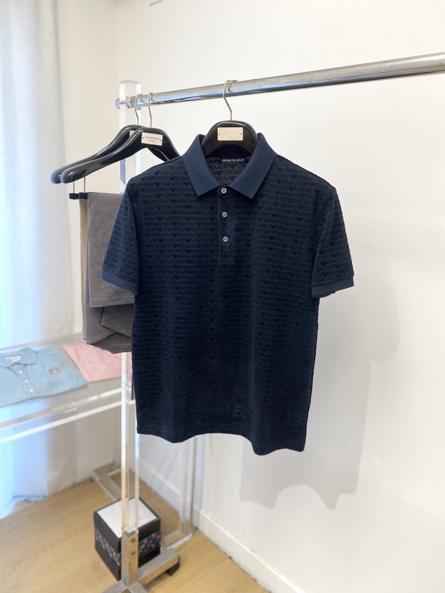 NO:472903,Armani, the latest short-sleeved T-shirt in 2025, handsome and fashionable, top digital positioning and fixed pattern letter logo, simple and versatile style. Fabric cotton is not only crisp, maintains a fashionable silhouette, but also comfortable to wear, and the yarn is more delicate, and the number of codes M-3XL,,armani, T-shirt,tees, t-shirt,alexander wang19860909阿玛尼、2025最新款短袖T恤,帅气时尚,顶级数码定位定织图案字母logo,简约百搭款.面料棉 不仅挺括,保持潮流的廓形,又穿着舒适,纱织更细腻,码数 M-3XL,,armani,T-shirt,tees，t-shirt,alexander wang,Men's clothing