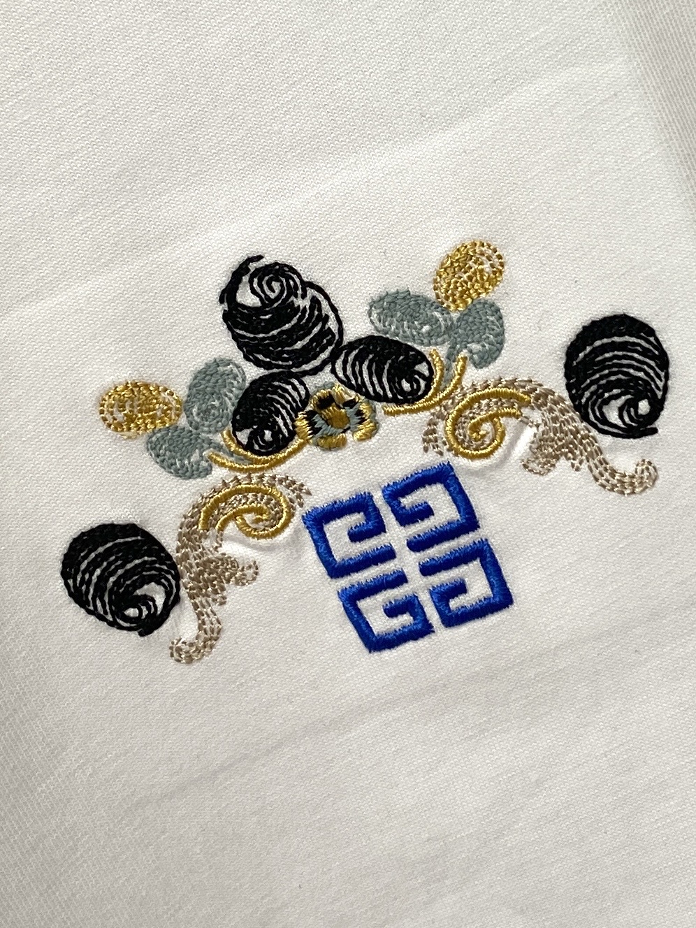 纪梵希、2025最新款短袖T恤，帅气时尚，胸前精致刺绣图案logo，简约百搭款。面料棉 不仅挺括，保持潮