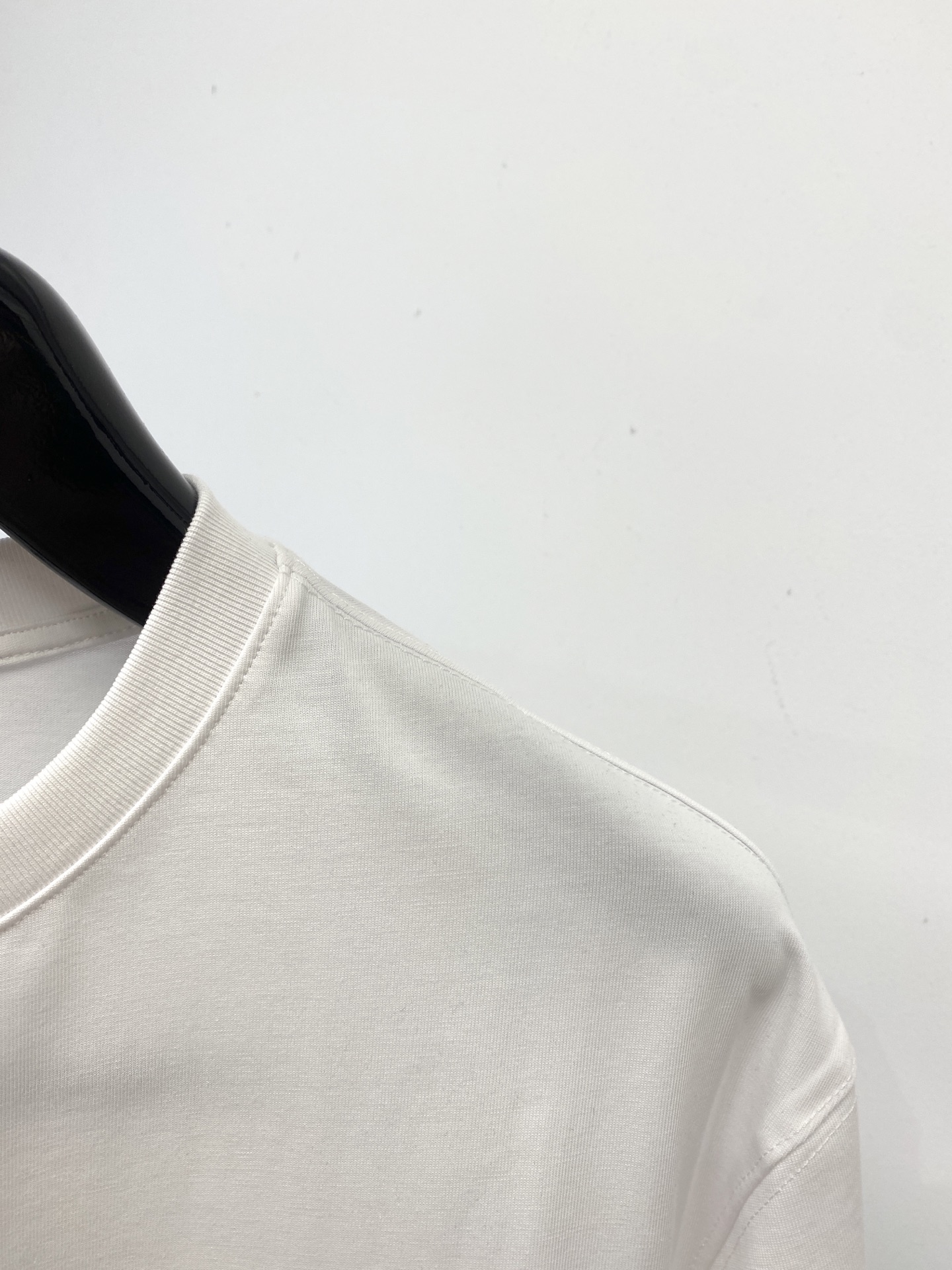 纪梵希、2025最新款短袖T恤，帅气时尚，胸前精致刺绣图案logo，简约百搭款。面料棉 不仅挺括，保持潮