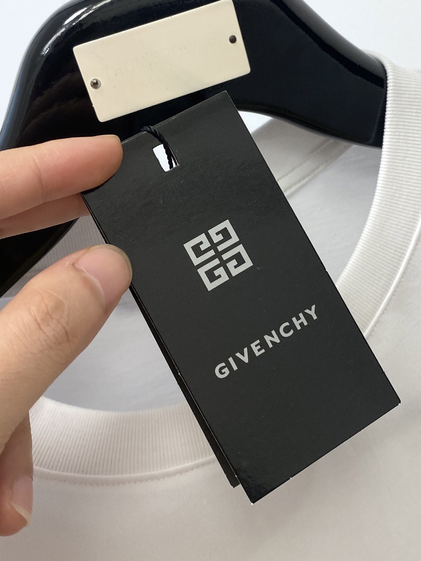 纪梵希、2025最新款短袖T恤，帅气时尚，胸前精致刺绣图案logo，简约百搭款。面料棉 不仅挺括，保持潮