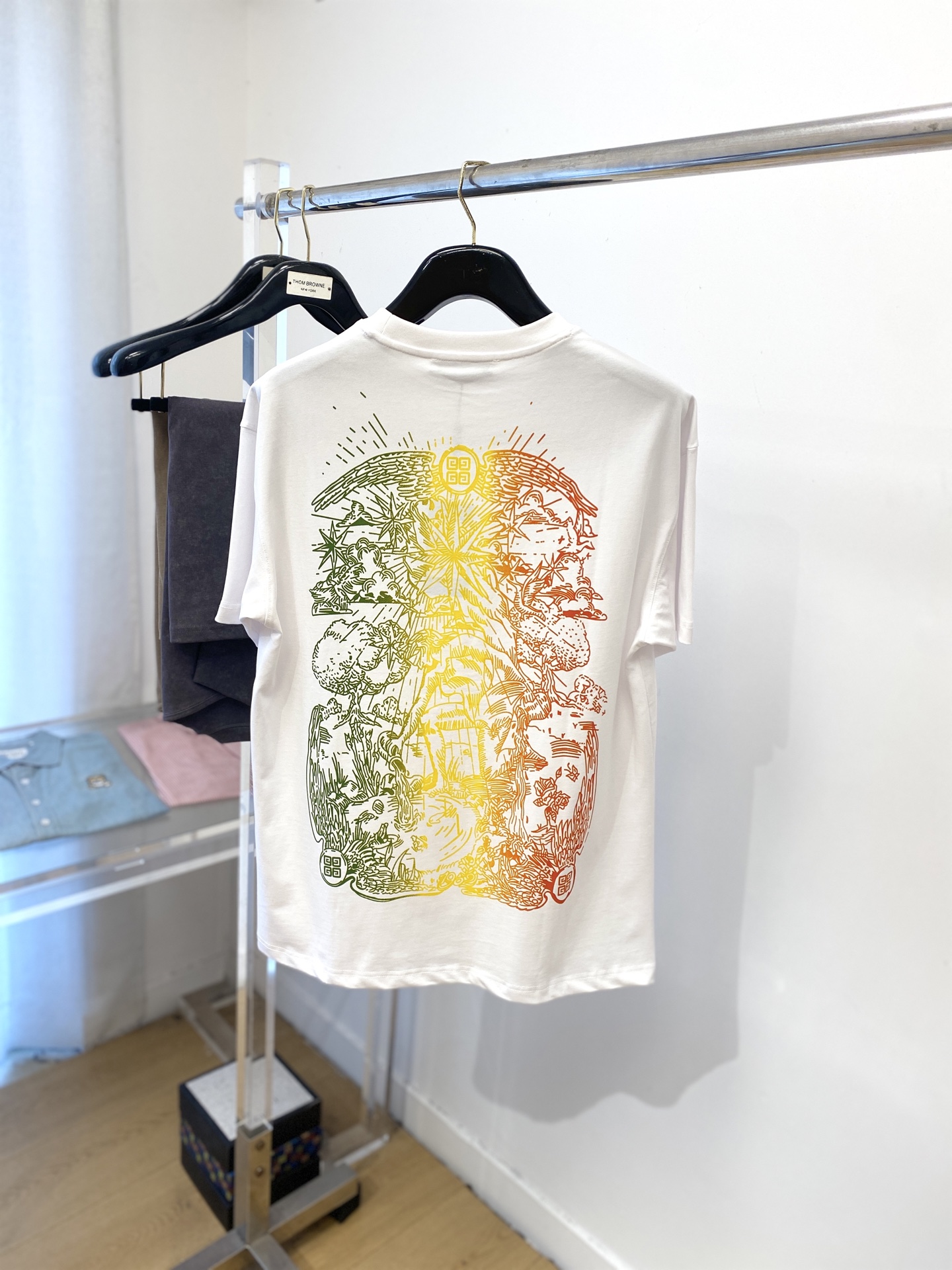 纪梵希、2025最新款短袖T恤，帅气时尚，胸前精致刺绣图案logo，简约百搭款。面料棉 不仅挺括，保持潮