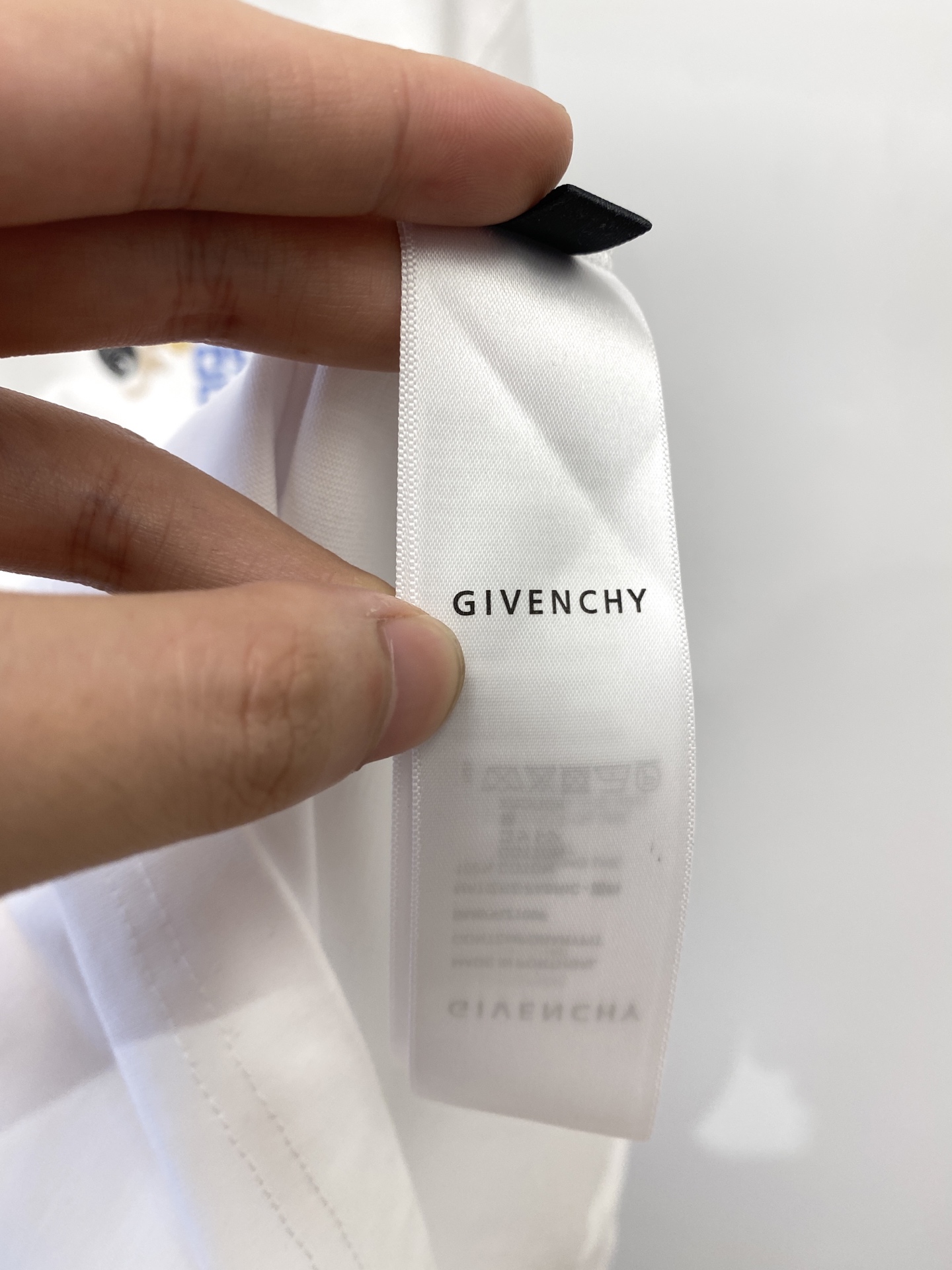 纪梵希、2025最新款短袖T恤，帅气时尚，胸前精致刺绣图案logo，简约百搭款。面料棉 不仅挺括，保持潮