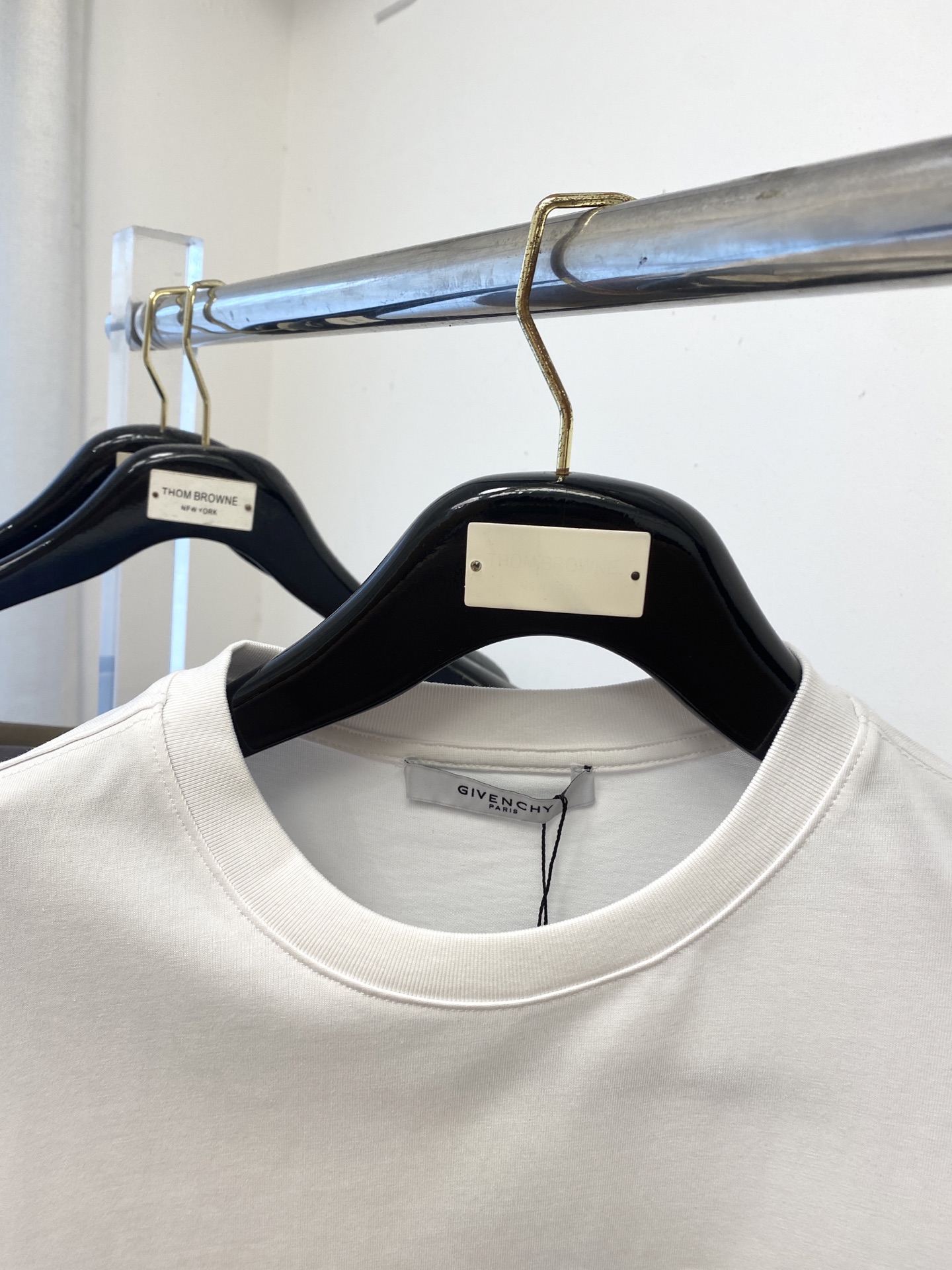 纪梵希、2025最新款短袖T恤，帅气时尚，胸前精致刺绣图案logo，简约百搭款。面料棉 不仅挺括，保持潮