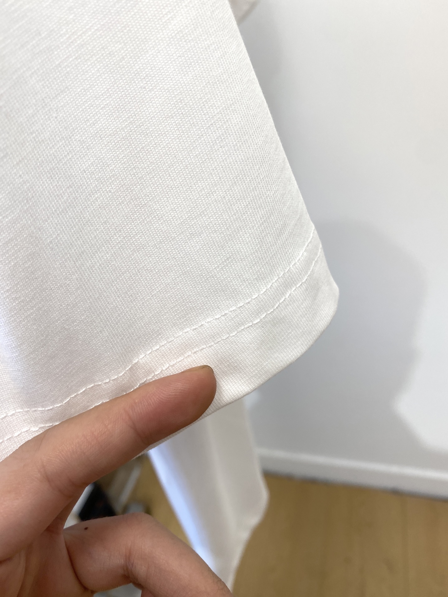 纪梵希、2025最新款短袖T恤，帅气时尚，胸前精致刺绣图案logo，简约百搭款。面料棉 不仅挺括，保持潮