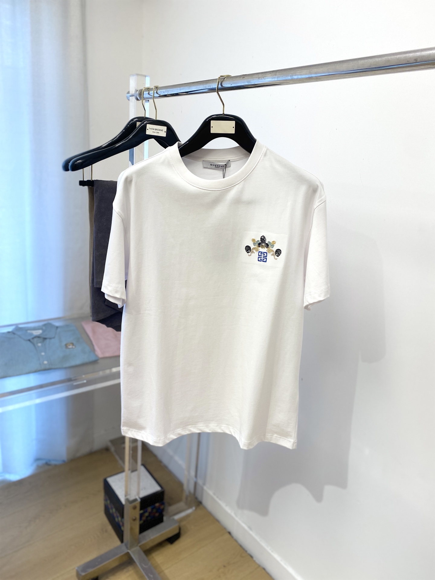 纪梵希、2025最新款短袖T恤，帅气时尚，胸前精致刺绣图案logo，简约百搭款。面料棉 不仅挺括，保持潮