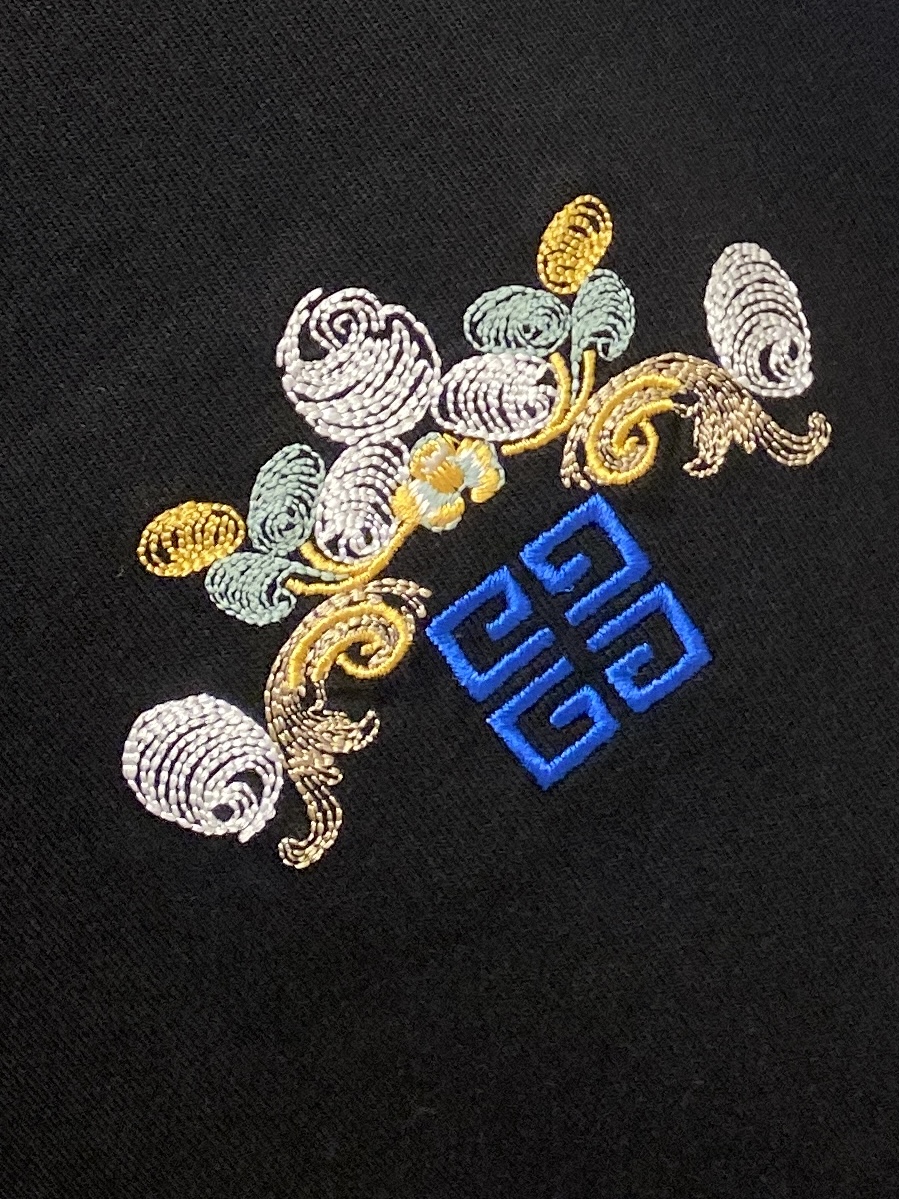 纪梵希、2025最新款短袖T恤，帅气时尚，胸前精致刺绣图案logo，简约百搭款。面料棉 不仅挺括，保持潮