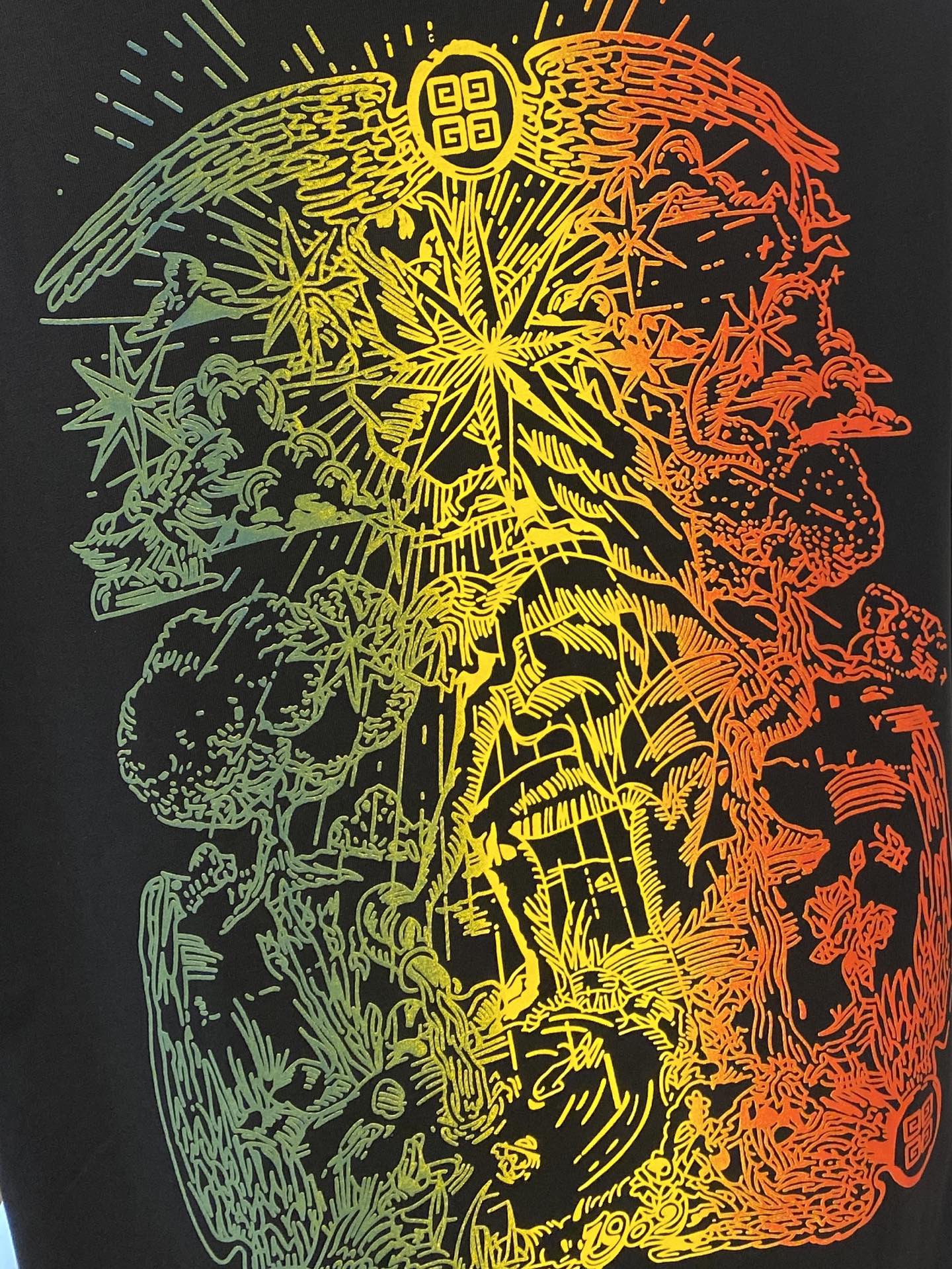 纪梵希、2025最新款短袖T恤，帅气时尚，胸前精致刺绣图案logo，简约百搭款。面料棉 不仅挺括，保持潮