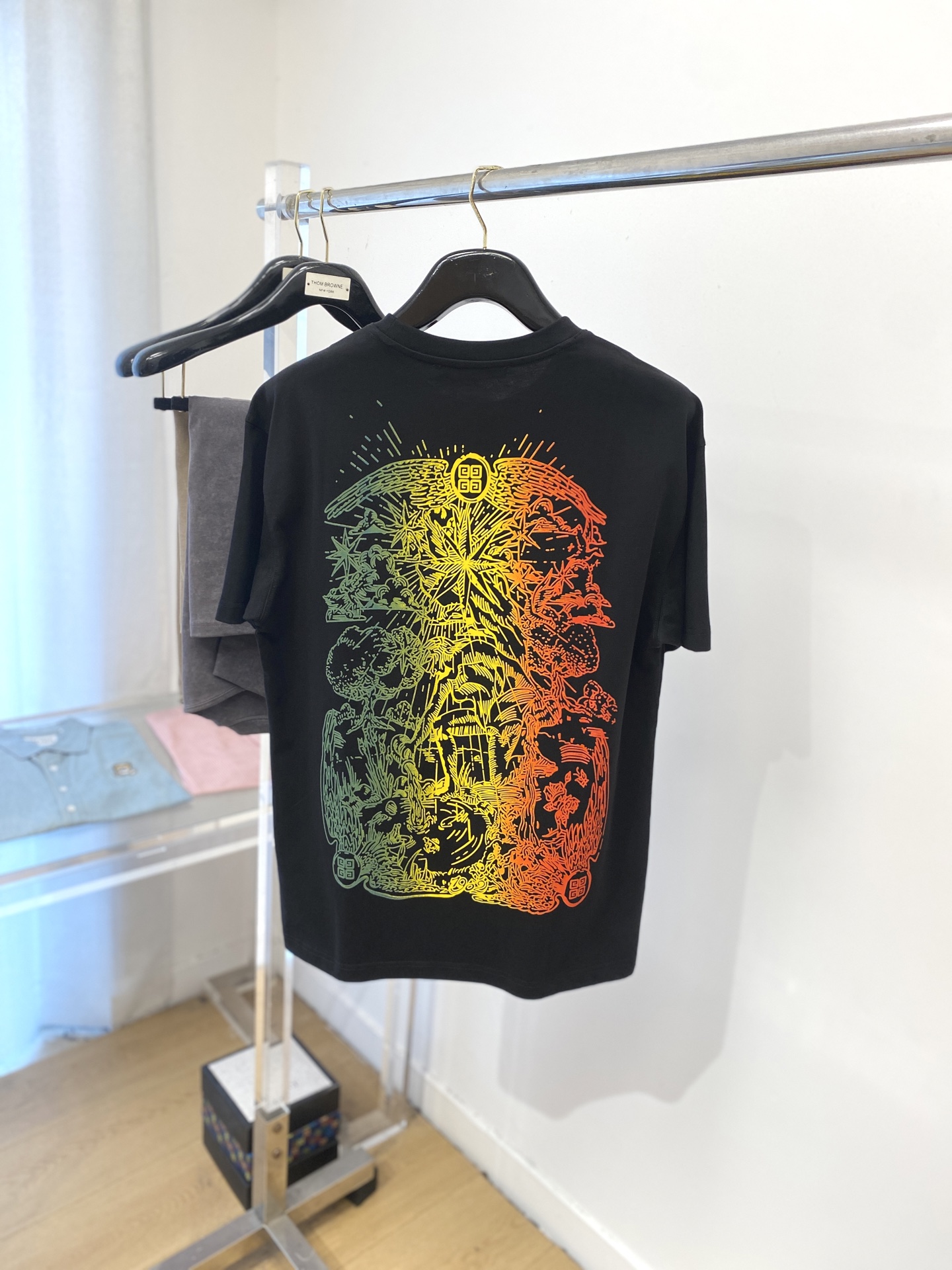 纪梵希、2025最新款短袖T恤，帅气时尚，胸前精致刺绣图案logo，简约百搭款。面料棉 不仅挺括，保持潮