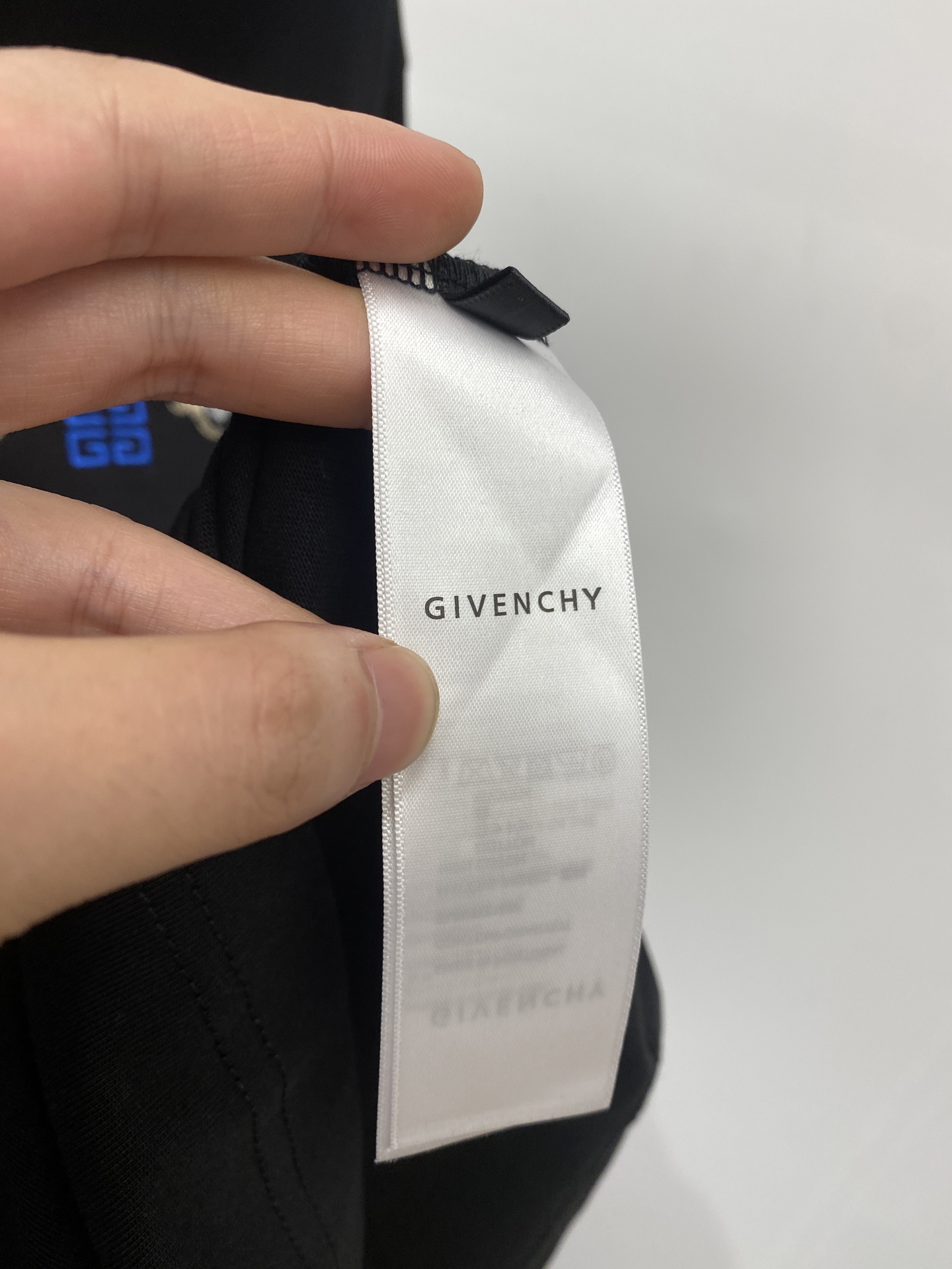 纪梵希、2025最新款短袖T恤，帅气时尚，胸前精致刺绣图案logo，简约百搭款。面料棉 不仅挺括，保持潮