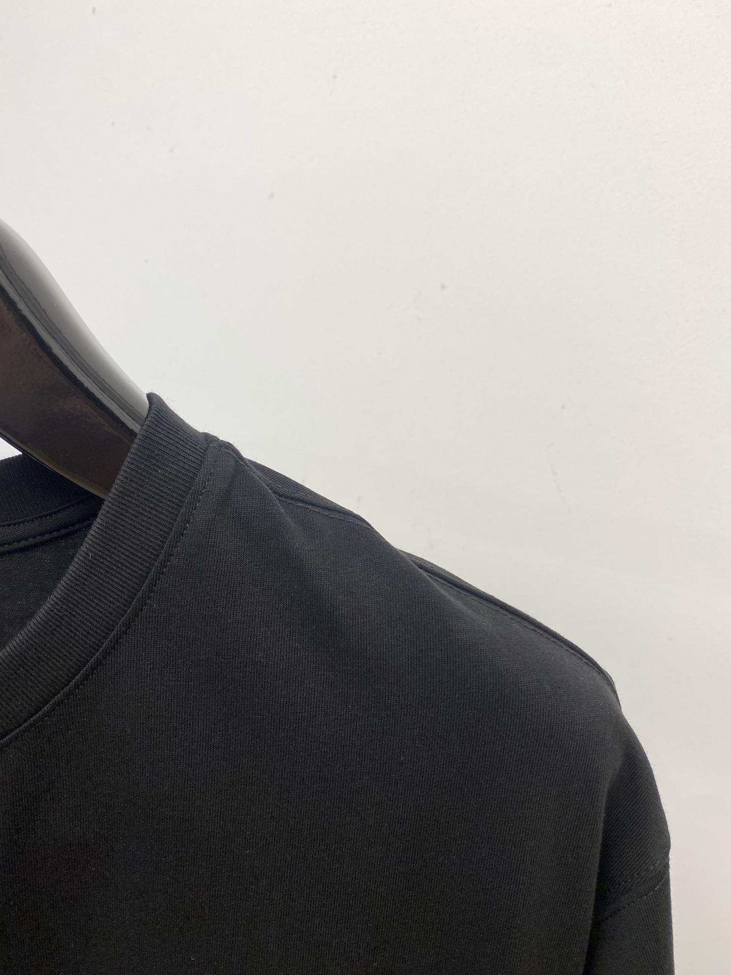 纪梵希、2025最新款短袖T恤，帅气时尚，胸前精致刺绣图案logo，简约百搭款。面料棉 不仅挺括，保持潮