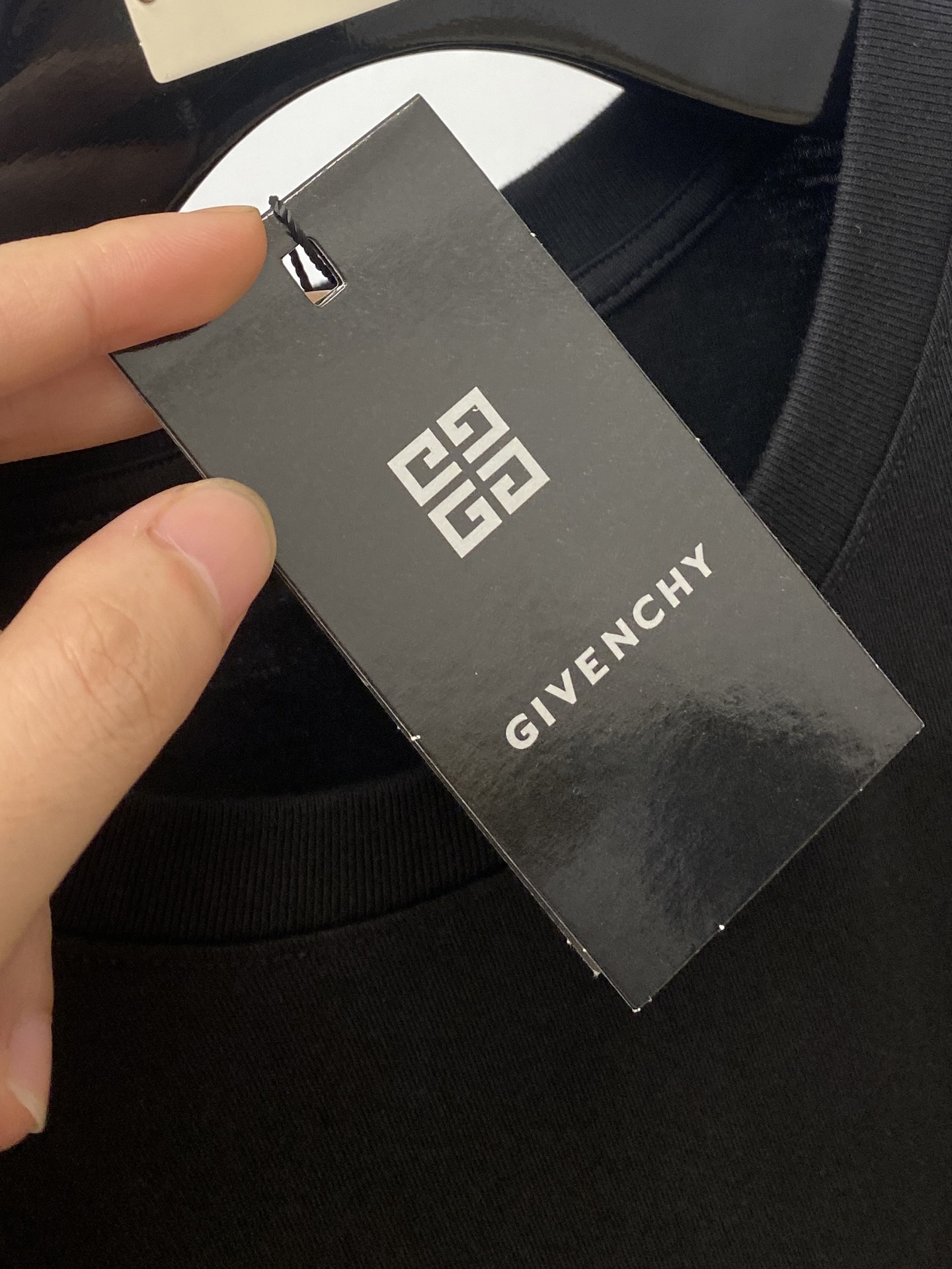 纪梵希、2025最新款短袖T恤，帅气时尚，胸前精致刺绣图案logo，简约百搭款。面料棉 不仅挺括，保持潮