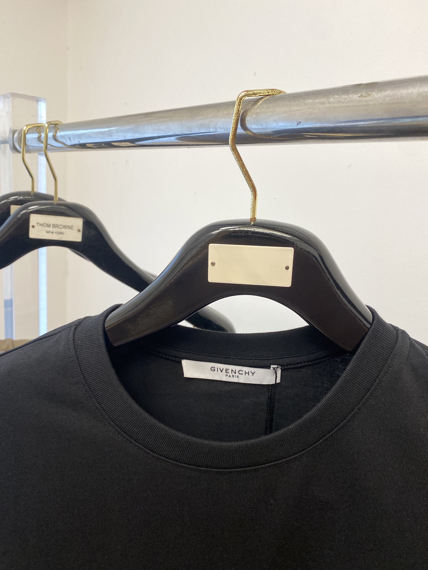 纪梵希、2025最新款短袖T恤，帅气时尚，胸前精致刺绣图案logo，简约百搭款。面料棉 不仅挺括，保持潮